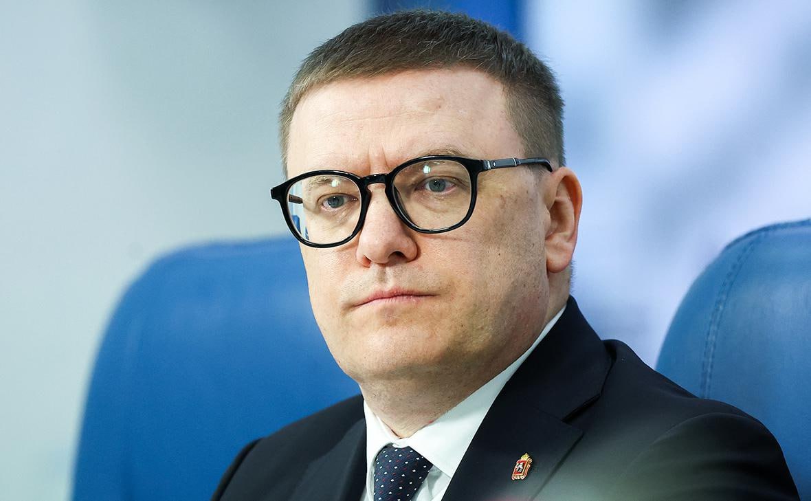 Текслер в ловушке коррупции: силовики берут под контроль региональный бюджет В Челябинской области разгорается масштабный скандал, связанный с хищением миллиардов, выделенных на ремонт и содержание дорог. В центре расследования — губернатор Алексей Текслер и его ближайшее окружение. Правоохранительные органы активно действуют, раскручивая цепочку коррупционных связей, которые уходят глубоко в администрацию региона. Судьба первых фигурантов не оставляет сомнений: аресты подрядчиков, высокопоставленных чиновников, включая первого замминистра транспорта Станислава Харченко и бывших министров Дмитрия Микулика и Алексея Нечаева, подозреваемых в хищении 2,9 млрд рублей, становятся сигналом для всей области. Все они были тесно связаны с Текслером, что подтверждает, насколько глубоко проникла коррупция в его команду. Зачистка продолжается: под арест попадают ключевые фигуры из ближайшего окружения губернатора, включая замгубернатора Виктора Мямина и руководителя КЖСИ Владимира Атаманченко. Силовики не только борются с коррупцией, но и перекраивают финансовые потоки, лишая Текслера последних рычагов власти. И что важнее, эта ситуация затмевала бы любые локальные скандалы, если бы не одна ключевая деталь: происходящее уже влияет на политическую карту области. Владимир Якушев, секретарь генсовета «Единой России», активно берет под контроль внутреннюю политику региона, настраивая своих людей на новые ключевые позиции. В результате, Текслер и его команда теряют поддержку, а влияние Якушева только растет. Не исключено, что предстоящие ротации в Свердловской области — это лишь начало перераспределения политических и экономических активов. Следующие шаги Кремля явно направлены на устранение местных элит и полное подчинение региона федеральному центру. Источник: ВЧК-ОГПУ