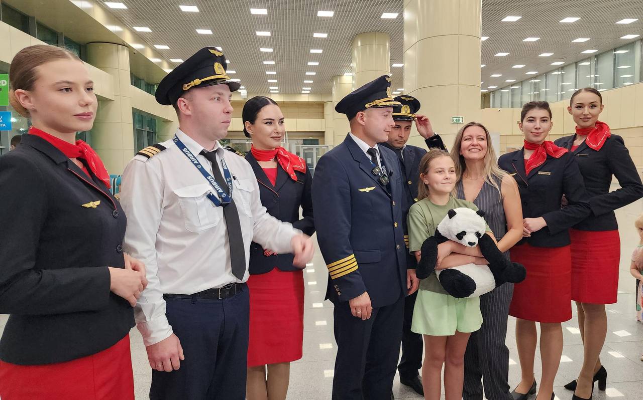 В аэропорту Домодедово девочке вернули потерянного плюшевого медведя. Десятилетняя Маруся Ломова потеряла свою любимую плюшевую панду в аэропорту Стамбула. Мама девочки Наталья Ломова обратилась за помощью к сотрудникам аэропорта Домодедово. И те запустили в соцсетях акцию #вернемпанду. Игрушку нашли в Стамбуле и организовали её доставку в Москву рейсом №784 Уральских авиалиний. На поиски и доставку панды ушло 5 дней. Герой России, пилот Дамир Юсупов вручил девочке пропажу и от имени всего экипажа поблагодарил всех, кто помог: «Для ребёнка потеря игрушки очень болезненна, я как отец понимаю. Дети переживают, плачут и уже летние каникулы не радуют. Когда узнали про эту историю, мы с экипажем откликнулись и решили помочь» Маруся поделилась радостью от возвращения любимой игрушки: «Я очень рада, что ко мне вернулся мой самый лучший друг. С ним я сплю в обнимку, гуляю и путешествую, он мне очень дорог. Больше не буду отвлекаться, буду внимательной и не потеряю его» Фото: Анастасия Сараева Администрация Домодедово Подписаться