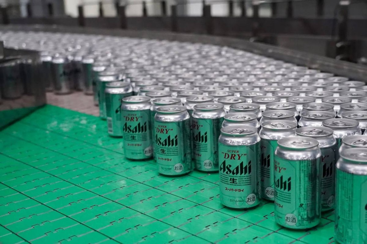 Кибератака на крупнейшую пивоваренную компанию Японии Asahi парализовала большинство заводов и привела к перебоям с поставками В Asahi заявили что злоумышленники использовали программу вымогатель Некоторые японские торговые сети предупредили покупателей о возможном дефиците напитков и продовольственной продукции компании vc ru retail 2253103