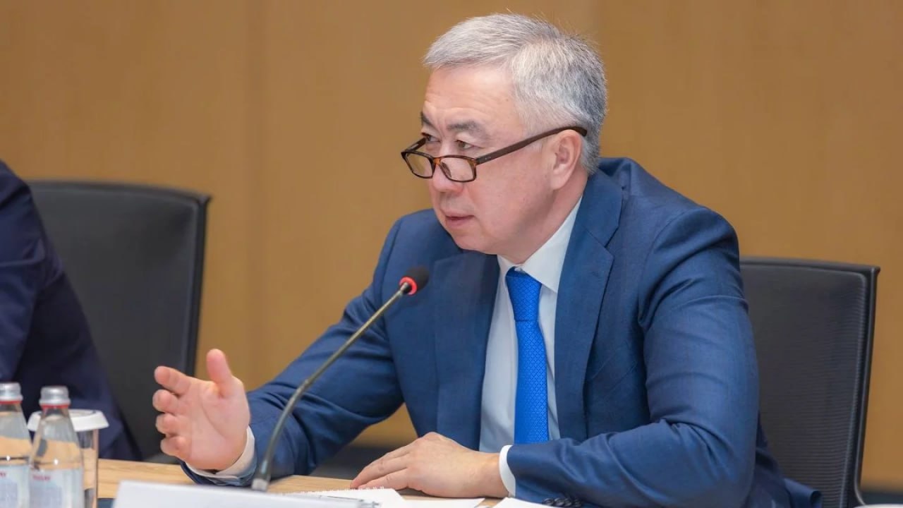 Жумангарин: «МФЦА превращается в офшор, Казахстан теряет миллиарды» Министр экономики Серик Жумангарин заявил, что Международный финансовый центр «Астана» МФЦА стал офшорной лазейкой, из-за которой республика теряет крупные налоговые поступления. По его словам, одно из казахстанских предприятий перевело свой головной офис в МФЦА через холдинговую структуру. В итоге бюджет недополучил более 200 млрд тенге по корпоративному подоходному налогу и НДС. Недавно, кстати, выяснилось, что план по доходам республиканского бюджета не выполнен на 608,6 млрд. «У нас есть вопросы, которые мы будем обсуждать с руководством МФЦА. Всё потому, что мы теряем налоги из-за того, что МФЦА может стать каким-то дополнительным офшором внутри Казахстана... Это такая тревожная тенденция, поэтому надо каким-то образом эту лазейку прикрыть», — рассказал Жумангарин в сенате. О том, что МФЦА хотят частично прикрыть кормушку, читайте выше.