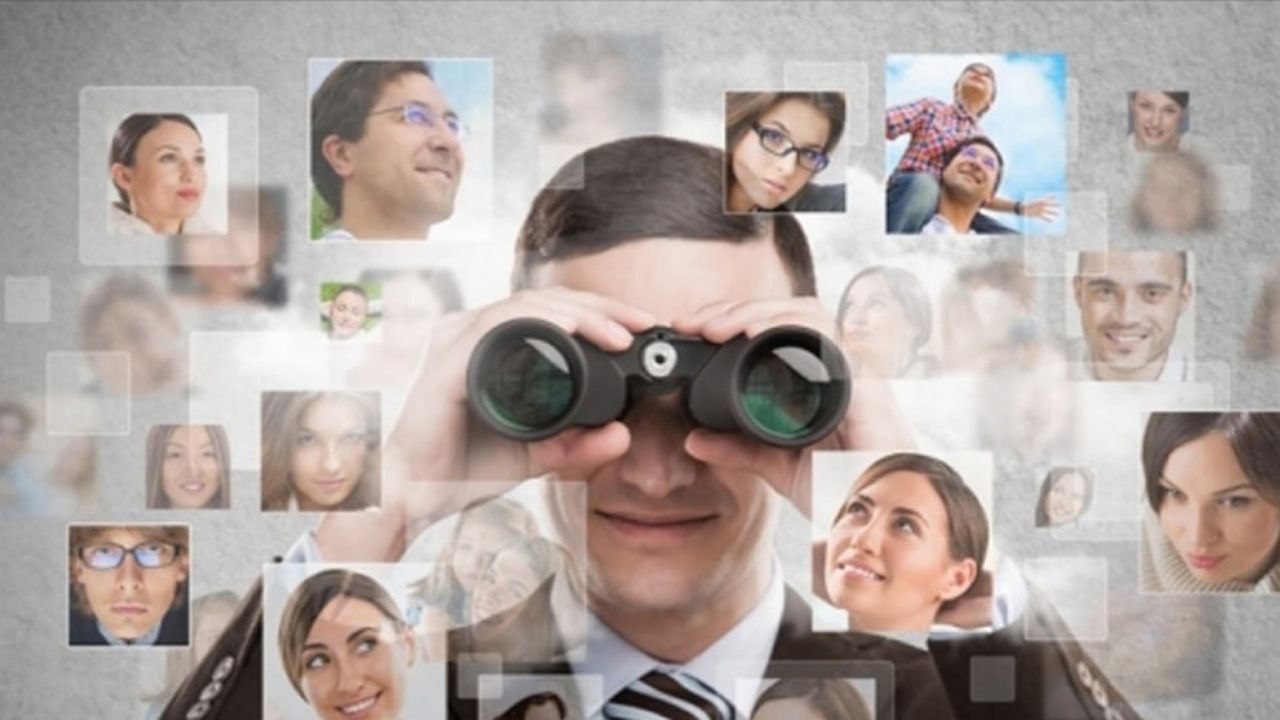 Нехватка сотрудников этой осенью Октябрьский опрос Superjob выявил что 78 компаний осенью 2025 года испытывают дефицит сотрудников Лишь 16 организаций заявили об отсутствии проблем с кадрами а оставшиеся респонденты затруднились дать ответ Чаще всего с кадровым голодом сталкиваются компании где работает более 1 000 человек о проблеме заявили 84 таких компаний Среди малых компаний нехватку сотрудников испытывают 79 организаций в средних 72 Результаты опроса выявили наиболее критическую проблему в медицине 9 из 10 медицинских организаций сталкиваются с нехваткой персонала Проблемы есть и в других сферах строительства 83 продаж услуг и логистики 80 IT 78 финансов 76 Аналитики отмечают что несмотря на острую нехватку кадров рынок труда постепенно восстанавливается В 2023 году 86 компаний столкнулись с проблемами найма а в 2024 году этот показатель снизился до 81 Людей не стало больше но работодатели ищут и находят выходы автоматизируют процессы привлекают персонал на аутсорсинге перераспределяют нагрузку и прочее отмечено в исследовании А вы ощущаете этой осенью нехватку персонала найти хорошего специалиста крайне сложно нет бюджета поэтому сложно не особо замечал