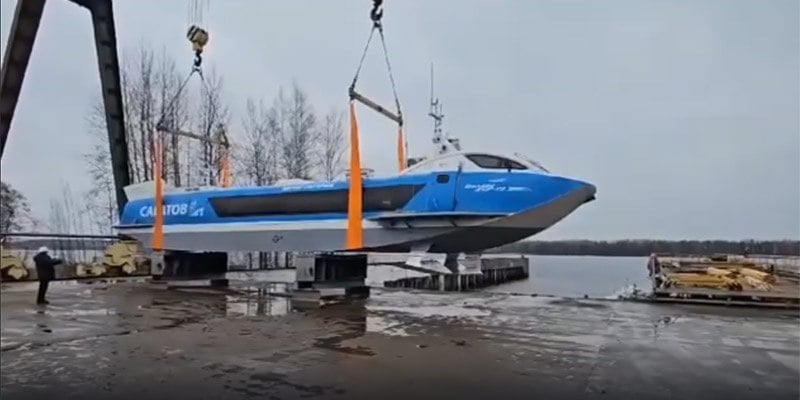 В Нижнем Новгороде спущено на воду СПК "Юрий Гагарин" проекта "Валдай 45Р"  В Нижнем Новгороде на АО «Центральное Конструкторское бюро по судам на подводных крыльях имени Р. Е. Алексеева» для Саратовской области спущено на воду судно на подводных крыльях «Юрий Гагарин» проекта «Валдай 45Р». Теперь конструкторы начинают пусконаладочные работы, а затем проведут первые испытания.  Всего Саратовская область планирует закупить 5 «Валдаев 45Р». На это региону был выделен федеральный грант в размере 500 миллионов рублей. Они будут вмешать 45 пассажиров и двух членов экипажа. Максимальное время автономного плавания судна — 8 часов, эксплуатационная скорость — 65 км/ч.  Читать далее:        - подпишись  Кстати, а вы хотите чтобы на этом канале появились новости о вашей компании? Это бесплатно! Подробнее здесь: