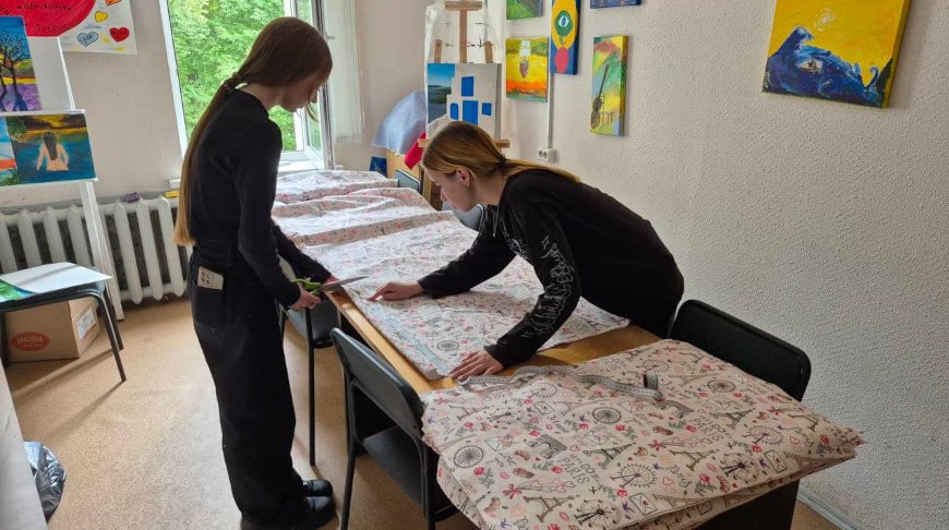 Проект Минтруда и соцзащиты Время добрых дел объединил более тысячи подростков по всей стране В мае 2025 года Министерство дало старт масштабному проекту по молодёжной занятости Время добрых дел За прошедший период в нём приняли участие уже более 1 тыс подростков по всей Беларуси Школьники и студенты активно помогают социальным учреждениям получают первый профессиональный опыт и дарят своё внимание и заботу тем кто в этом особенно нуждается пожилым и людям с инвалидностью 653 человека учащиеся 14 16 лет которые уже внесли свой вклад 155 учреждений это пансионаты и центры социального обслуживания населения которые получили поддержку юных помощников 390 тысяч рублей было направлено из Фонда социальной защиты населения на организацию временных рабочих мест для участников проекта Наиболее активными стали три региона 1  Гомельская область здесь ребята занимаются пошивом белья для подопечных и создают handmade открытки 2  Витебская область подростки оказывают социальные услуги и занимаются благоустройством территорий 3  Минская область работы по озеленению уборке и изготовлению памятных сувениров Чем именно занимаются подростки Спектр деятельности очень широк от организации праздничных мероприятий для пожилых людей и людей с инвалидностью до обучения основам компьютерной грамотности Ребята шьют полотенца и постельное бельё создают открытки ухаживают за садами и приводят в порядок территории соцучреждений Проект продолжается Это уникальный шанс для молодых людей Получить реальный опыт и увидеть социальную сферу изнутри Возможно найти своё призвание для кого то это может стать началом карьеры в социальной работе педагогике или медицине Делать мир добрее своими руками меняя жизнь конкретных людей к лучшему Как стать частью Времени добрых дел 1  Обратиться в службу занятости по месту жительства специалисты помогут подобрать подходящее учреждение и вид деятельности 2  Начать действовать Проект будет реализовываться и в 2026 году