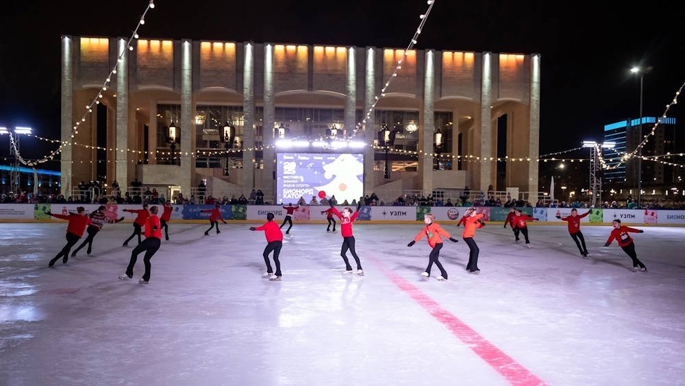 Олимпийская чемпионка по фигурному катанию проведет мастер класс на эспланаде Перми 8 января олимпийская чемпионка в командном зачете Екатерина Боброва проведет на катке перед Театром Театром мастер класс Он начнется в 19 часов для участия нужна регистрация на сайте пермьзимаспорт рф За час до этого в 18 00 начнутся показательные выступления воспитанников пермской школы фигурного катания Эти проекты приурочены к Дню фигурного катания на коньках который отмечается 8 января Кроме этого 8 января на большой горке на эспланаде пройдет мастер класс по сноуборду начало в 18 30 и мастер класс по горным лыжам начало в 20 часов для участия нужно зарегистрироваться Интересную на Интересную Пермь в ТГ в МАХ