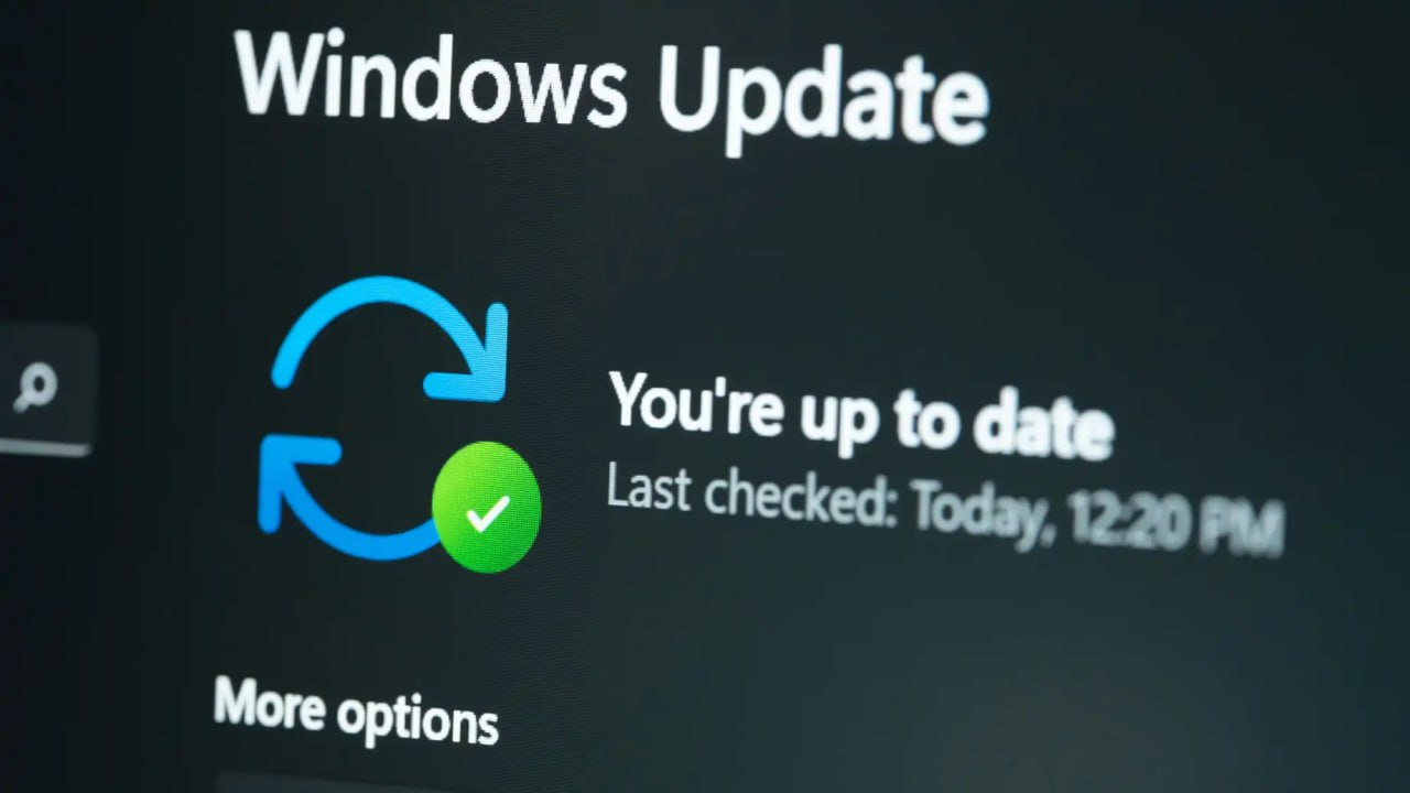 Microsoft выпустила августовское обновление Patch Tuesday для Windows — устранено 107 уязвимостей, 13 из них критические. Исправлены дыры в Windows Explorer, Hyper-V, RDP, а также в Office, Edge и Teams. Девять критических багов связаны с удалённым выполнением кода. Среди них — CVE-2025-53779 в системе аутентификации Kerberos. Это ранее раскрытая уязвимость, потенциально позволяющая получить права администратора домена. Для эксплуатации требуются расширенные права на атрибуты dMSA, поэтому угроза актуальна для уже скомпрометированных доменов. Помимо исправлений, обновление принесло «чёрный экран смерти» — новый вариант BSOD без смайлика и QR-кода, с кодом ошибки и именем сбойного драйвера. Также добавлена функция Quick Machine Recovery: при сбое загрузки система переходит в WinRE, отправляет диагностику в Microsoft и автоматически получает исправление через Windows Update.