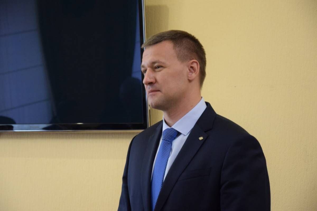Депутат Заксобрания Свердловской области Алексей Свалов предложил ввести строгие квоты на количество курьеров в каждом городе России – для стабилизации ситуации на рынке труда. Сами службы доставки Свалов считает вредными, поскольку они крадут кадры. Кроме того, по мнению Свалова, работа курьером приводит к деградации молодёжи. Ну, не знаем, как там работа курьером, а вот работа депутатом, судя по господину Свалову — это однозначная дорога к деградации. Riddle