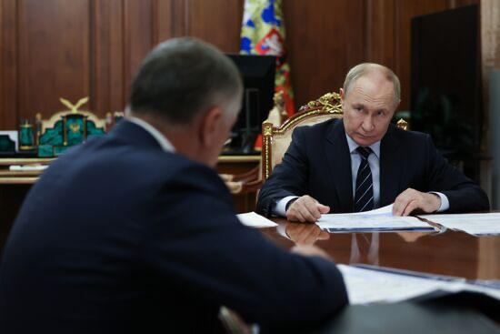 М Хуснуллин доложил В Путину о текущих результатах работ по вводу и ремонту дорог Результаты работы по вводу и ремонту дорог в текущем году опережает показатели 2024 года на 21 Об этом сообщил вице премьер РФ Марат Хуснуллин президенту России Владимиру Путину в ходе встречи В этом году идем с опережением прошлого года по вводу и ремонту дорог на 21 процент что гарантированно нам обещает до конца года все планы по дорожному строительству выполнить сказал он По словам вице премьера речь идет не только о текущем ремонте дорог но и о продолжении крупных инфраструктурных проектов российского лидера В ходе совещания Хуснуллин упомянул открытие завершающего участка трассы соединяющей Санкт Петербург с Екатеринбургом Дюртюли Ачит Он также сообщил о расширении трассы Россия которая простирается от Санкт Петербурга до Владивостока Кроме того по словам вице премьера в рамках работ по коридору Север Юг в 2025 году удалось дойти до Мариуполя и дальше Планируется создание полноценной четырехполосной дороги до Азовского кольца СолодовниковГД СолодовниковГД