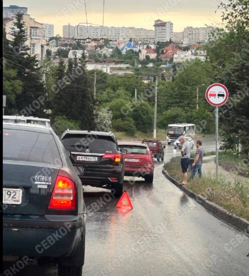 ДТП на спуске на улице Вакуленчука Авария несерьезная, но стала причиной огромной пробки, которая уже тянется от Меньшикова. С учетом час пика сейчас затруднено движение и по Рыбацкому причалу. Читайте Севкор