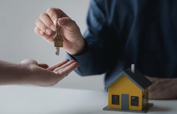 В Госдуме предлагают не запрещать сдавать в аренду ипотечное жилье Кредитные организации не должны ограничивать заемщиков в праве сдавать ипотечное жилье в аренду считают депутаты Поступают жалобы от граждан на то что банки часто прописывают в договорах обязательное получение разрешения на аренду или проживание родственников а сама подача заявки на такое согласие в некоторых банках является платной По словам депутатов недвижимость в залоге уже застрахована за счет заемщика поэтому дополнительные запреты банков считаются избыточными Сдача квартиры в аренду часто единственный способ платить кредит Если риски застрахованы банк не должен вмешиваться в распоряжение квартирой fatcat18