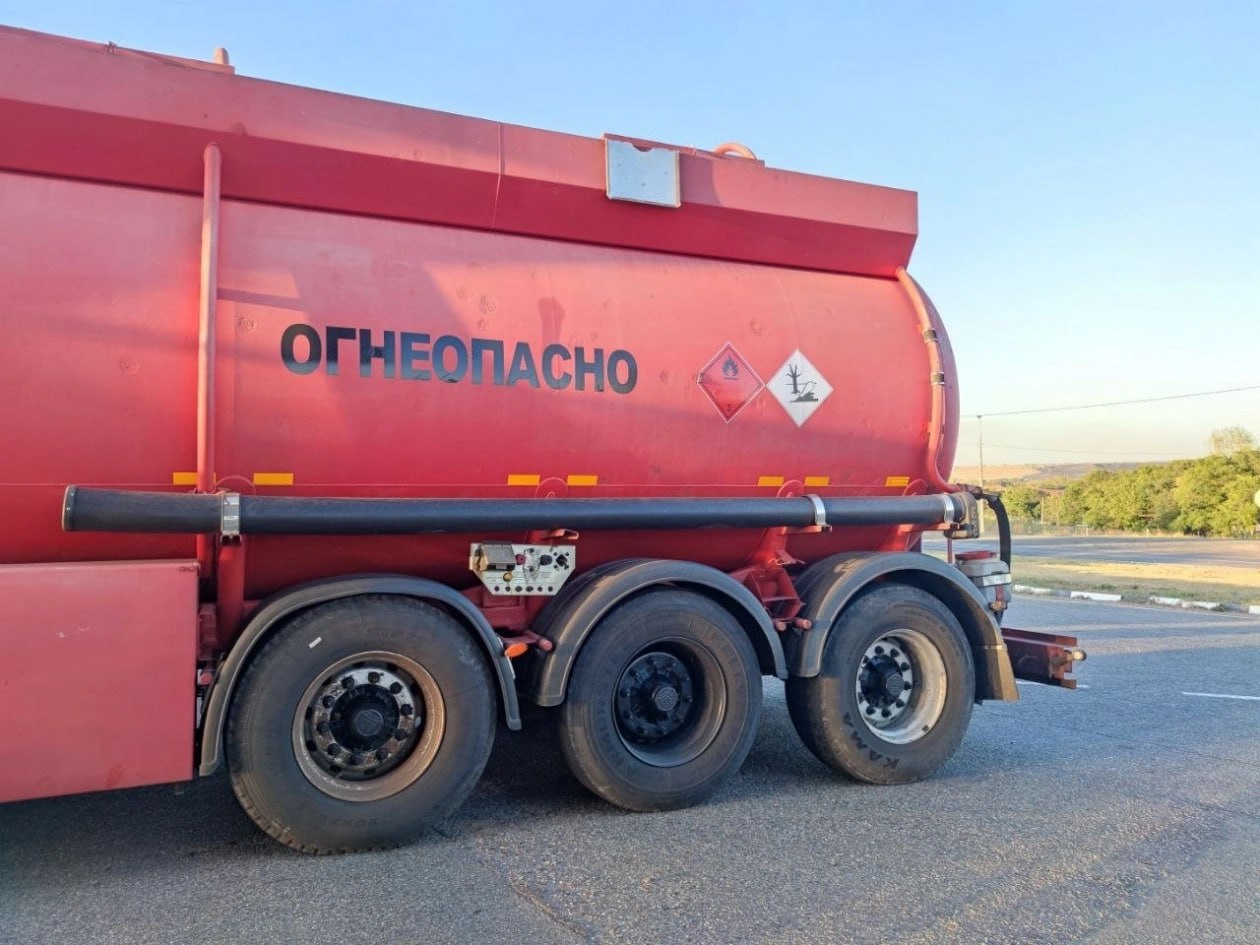 Новогодний антисюрприз цены на АЗС Иркутска взлетели с первых дней Пришло откуда и не ждали В первые дни января выросли цены на бензин и дизельное топливо включая сети которые обычно считались самыми доступными Подорожание составило от 90 копеек до 1 5 рублей по сравнению с декабрьским снижением Наиболее ощутимо цены изменились на АЗС Роснефть которая долгое время оставалась одной из самых доступных в городе Здесь литр АИ 92 подорожал на 1 02 рубля и теперь стоит 62 25 рубля АИ 95 также не радует IrkutskMedia теперь в МАX