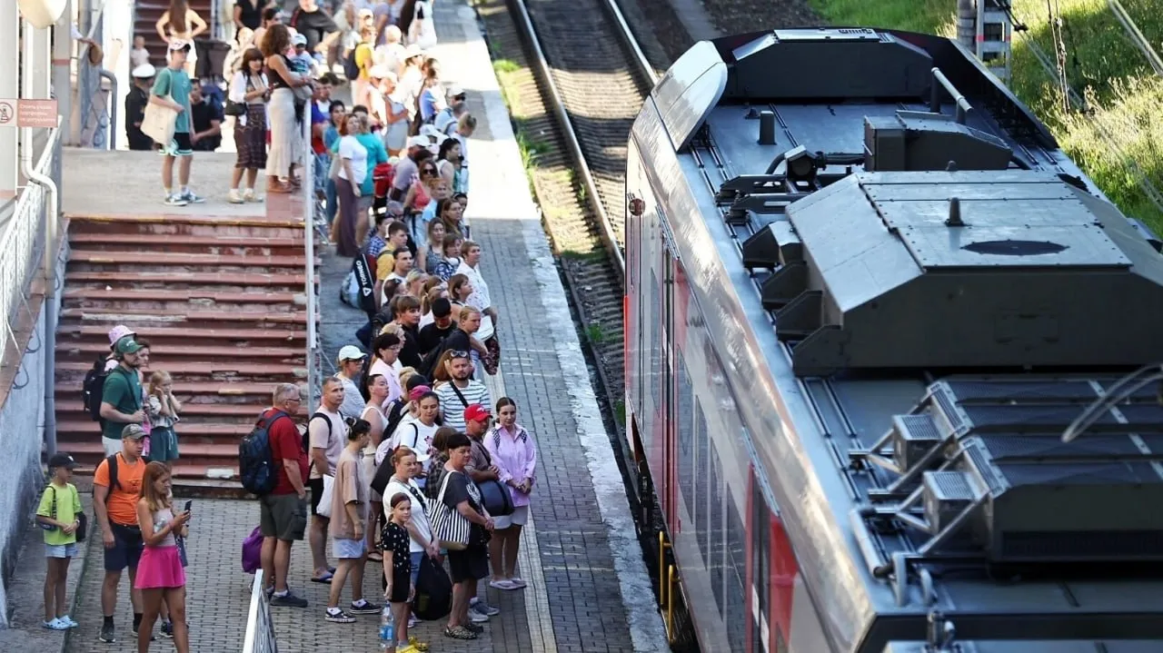 В Калининграде с 1 мая на приморских направлениях добавится 43 поезда На Зеленоградск По будням будут курсировать 34 Ласточки по выходным и праздничным дням 48 Дополнительно к действующему расписанию ежедневно с Южного вокзала поезда будут отправляться в 9 05 11 36 13 37 14 42 15 40 из Зеленоградска в 9 50 13 48 14 32 16 33 18 09 По выходным и праздникам дополнительно назначены поезда из Калининграда в 9 38 10 40 12 41 13 13 15 14 16 43 18 14 21 00 в обратном направлении в 10 30 11 47 12 29 14 13 16 14 17 50 19 43 и 21 55 На Светлогорск По будням электрички будут выполнять по 39 рейсов по выходным и праздникам 38 Дополнительно вводятся состав с Южного вокзала в 9 00 и два с Северного в 10 40 и 15 43 Обратно из Светлогорска поезда будут отправляться в 10 36 14 16 и 16 18 По выходным и праздничным дням дополнительные поезда назначат с Северного вокзала в 12 37 и 14 41 с Южного в 20 23 Из Светлогорска в 11 14 13 16 и 21 43 Кроме того ежедневно в 17 17 Ласточка будет курсировать с Северного вокзала а в 19 20 с Южного Из Светлогорска поезда вернутся в 19 33 и 20 36 На Балтийск Назначаются дополнительные рельсобусы с Южного вокзала в 9 48 11 30 из Балтийска в 13 10 14 30 и 19 05 Так называемые дачные поезда будут ежедневно отправляться с Южного вокзала в 8 10 и 13 05 из Балтийска в 9 51 и 16 20 Вдоль побережья Между Зеленоградском и Пионерским Курортом по будням будет курсировать 12 поездов по выходным и праздничным дням 11 Ежедневно назначены поезда из Зеленоградска в 15 34 из Пионерского Курорта в 17 28 Клопс ВКонтакте Клопс в MAX