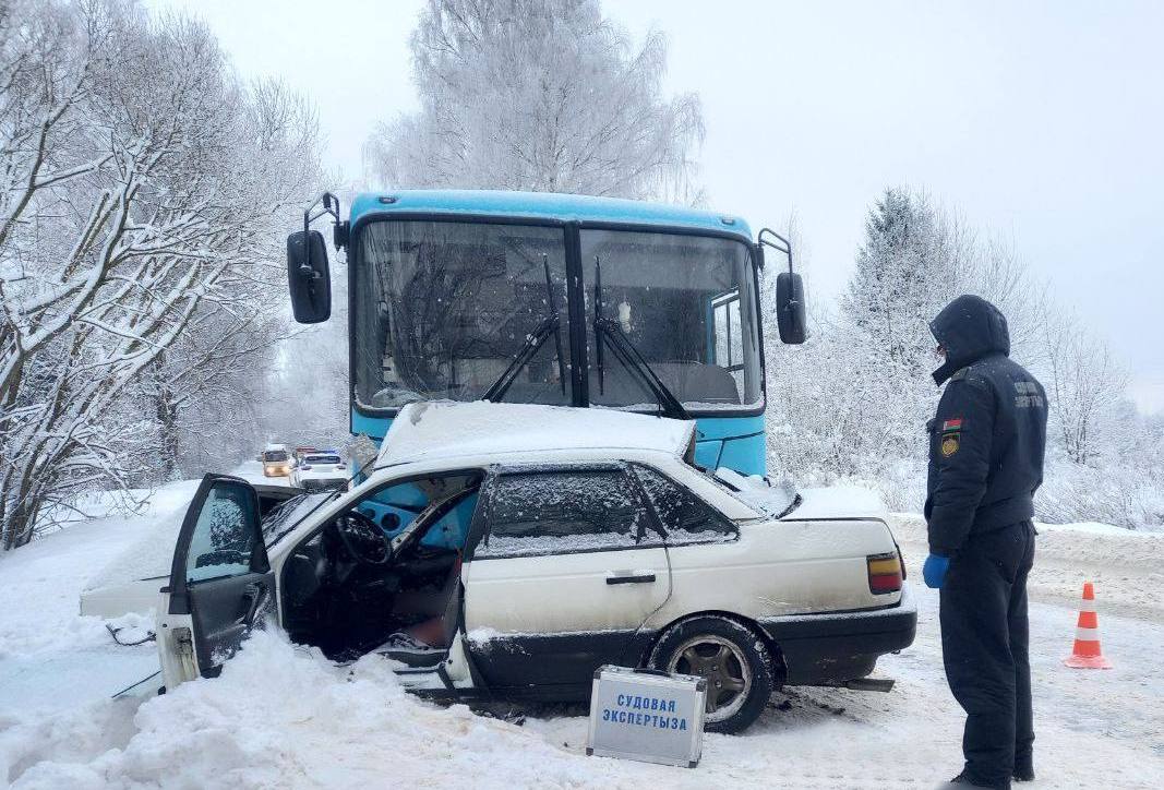Судебные эксперты Витебщины работают на месте ДТП в Полоцком районе  Снежный шторм обрушившийся на Беларусь помимо нарушения привычного ритма жизни создает угрозы и на дорогах Сегодня утром около 9 30 на трассе Н 3200 Полоцк Ушачи произошло ДТП По предварительной информации водитель Volkswagen не справившись с управлением на участке дороги выехал на встречную полосу где столкнулся с рейсовым автобусом МАЗ   В результате ДТП водитель и пассажир легкового автомобиля погибли Пассажиры автобуса серьёзно не пострадали На месте аварии работает следственно оперативная группа с привлечением опытных специалистов Новополоцкого межрайонного отдела и управления Государственного комитета судебных экспертиз по Витебской области Регулирование дорожного движения на месте происшествия осуществляют сотрудники Госавтоинспекции Производится фиксация обстановки для последующего установления всех обстоятельств произошедшего Сайт TikTok VK Instagram YouTube ОК Стикерпак ВВ
