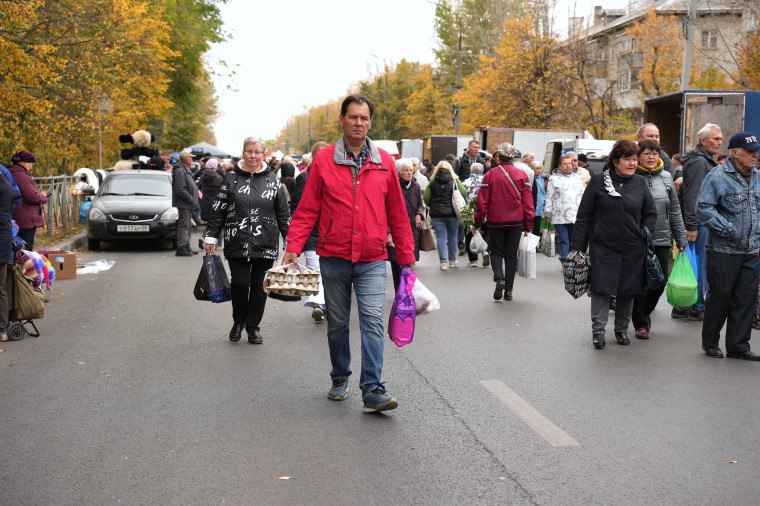 На улице Минаева в Ульяновске в эту субботу пройдёт вторая сельскохозяйственная ярмарка  Торговля развернётся 12 октября с 7:00 до 13:00 на участке от улицы Железной Дивизии до улицы Гончарова. В этот день с 3:00 до 14:00 на указанном участке дороги будет ограничено движение транспорта  - В Ульяновске стартовал сезон осенней ярмарочной торговли. Это не только дань традиции, но и хорошая возможность приобрести необходимые товары по приемлемым ценам, сделать запасы на зиму. Здесь можно приобрести овощи и фрукты, соления, мясную и молочную продукцию, яйца, сахар, муку, мёд и продукты пчеловодства, ремесленные изделия. Первую ярмарку в Железнодорожном районе посетили несколько тысяч человек. Приглашаю ульяновцев посетить ярмарочную торговлю, которая пройдёт на улице Минаева, - сказал глава города Александр Болдакин  Ярмарка будет вестись более чем с 250 машин. Свою продукцию жителям предложат сельскохозяйственные предприятия, фермерские хозяйства, предприятия пищевой и перерабатывающей промышленности региона  Подробнее на сайте