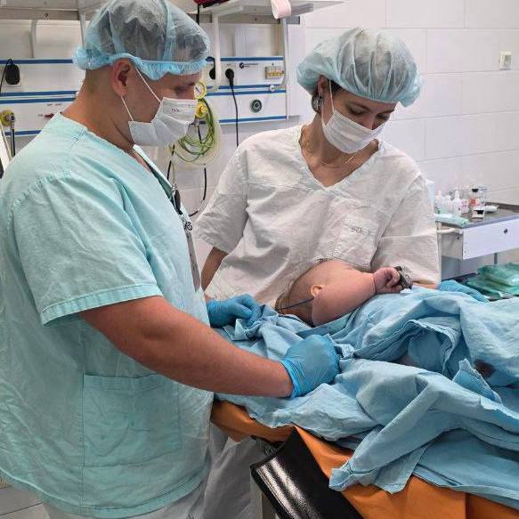 Полуторагодовалой девочке пересадили кожу после сильных ожогов от обогревателя Малышка упала с кровати и обожглась о горячий прибор который стоял слишком близко рассказали в краевой больнице Девочка получила сильные травмы родители обратились к врачам В больнице выяснилось что ребенку необходима пересадка кожи чтобы закрыть раны Ткань взяли с бедра пациентки Сложная операция прошла успешно сейчас ее готовят к выписке Врачи ожидают что шрамы со временем станут почти незаметными Это Борус Люди