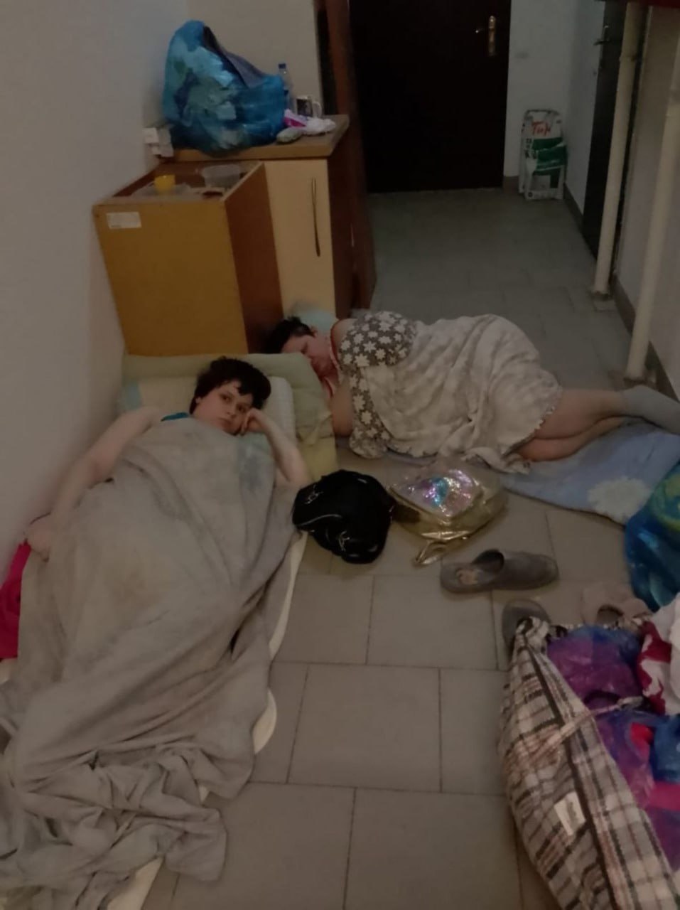 В Ростове женщина с дочкой оккупировали подъезд на Суворовском В Ростове мама с дочкой переехали жить в подъезд. Происшествие случилось 11 мая на улице Петренко в доме № 28. По словам жильцов, две женщины съехали в подъезд, когда их выгнал из квартиры арендодатель. У них закончился договор, но самостоятельно выезжать они не хотели. В знак протеста дамы поселились на лестничной клетке. Девушки там спят, едят и делают все остальные бытовые вещи. Такое положение дел собственники терпят уже третий день. К сожалению, никто им помочь не может. Люди продолжают мучиться от антисанитарии, мусора и шума в подъезде. Подписаться на "Новости Ростова" Прислать новость