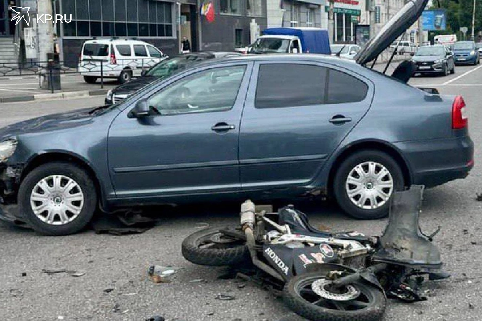 В центре Воронежа столкнулись «Шкода Октавия» и мотоцикл  В воскресенье, 29 июня,на улице Плехановской в Воронеже произошло ДТП с участием «Шкоды Октавия» и мотоцикла «Хонда R-125». По информации УГИБДД по региону, около 13.05 48-летний водитель иномарки выезжая на перекресток улиц Средне-Московской и Плехановской, допустил столкновение с мотоциклом под управлением 30-летнего водителя.  В результате ДТП байкер получил различные травмы. Его доставили в больницу. По факту проводится проверка.  По данным ГИБДД,за период с 23 по 29 июня 2025 года на территории Воронежской области произошло 698 аварий, из которых 45 -с пострадавшими. Один человек погиб, еще 63 попали в больницы.  В 7 ДТП пострадали 10 детей и подростков в возрасте до 18 лет.