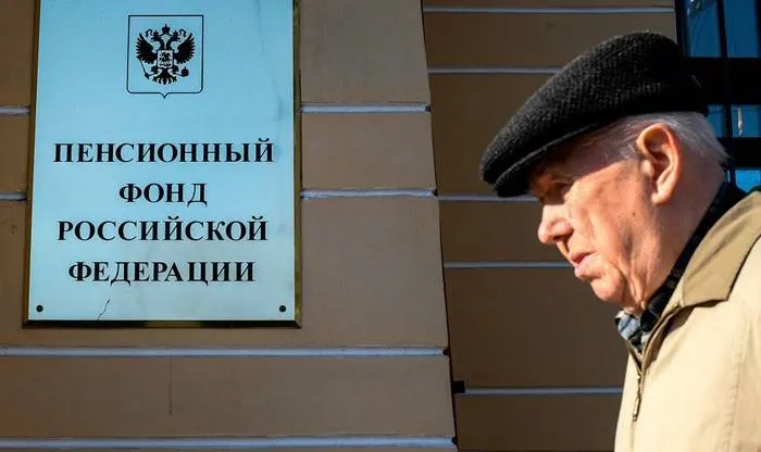 Пенсионный фонд России получил рекордный дефицит в 1 23 триллиона рублей по итогам 2025 года это в 3 4 раза больше чем годом ранее следует из данных Счётной палаты При этом собственные доходы фонда покрыли лишь 70 расходов на пенсии и пособия По мнению экспертов в случае дальнейшего роста дефицита в России может быть проведена новая пенсионная реформа с повышением пенсионного возраста или уменьшением выплат Мы в МАХ Вестник АСИЗ ОТ ПБ