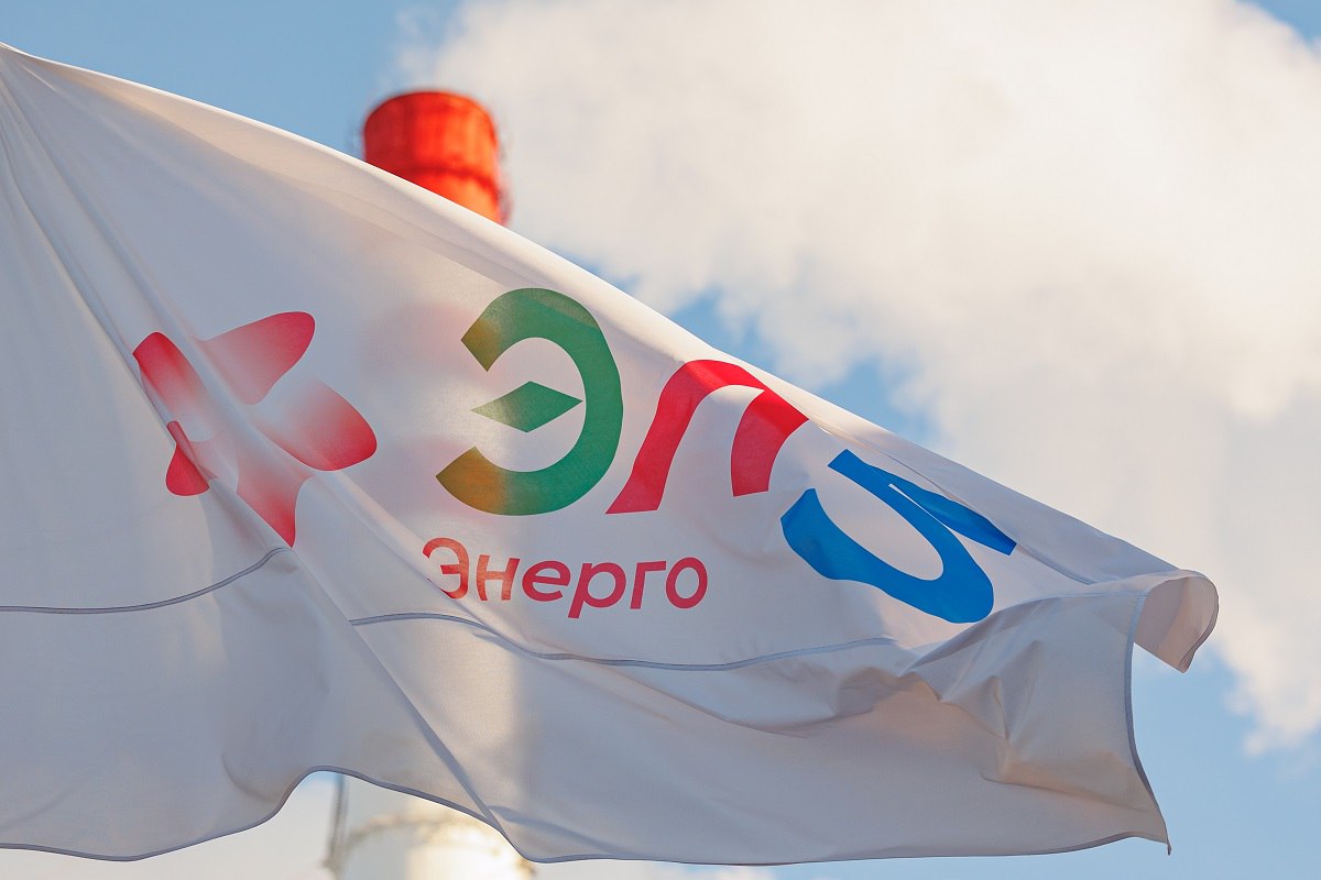 ЭЛ5 Энерго объединится с двумя энергокомпаниями юга России Акционеры ЭЛ5 Энерго 26 декабря поддержали реорганизацию в результате которой к компании присоединятся ВДК Энерго и Лукойл Экоэнерго одни из крупнейших поставщиков тепловой и электроэнергии южной части России Также утверждено увеличение уставного капитала ЭЛ5 Энерго путем размещения дополнительных обыкновенных акций в количестве 26 96 млрд штук а также утверждение устава ЭЛ5 Энерго в новой редакции В компании пояснили что присоединении ВДК Энерго и Лукойл Экоэнерго позволит повысить эффективность этих компаний Ранее совет директоров установил цену по которой будут выкупать акции у несогласных с реорганизацией акционеров Она составила 0 5653 рубля за одну обыкновенную акцию ВДК Энерго одна из крупнейших энергокомпаний на юге России Она производит электричество и тепло являясь главным поставщиком тепла для Ростова на Дону Волгодонска Краснодара Астрахани Волжского и Кисловодска Ее электрическая мощность 3 2 ГВт тепловая 7 1 тыс Гкал ч В управлении компании 12 электростанций Лукойл Экоэнерго тоже работает на юге и производит электричество на возобновляемых источниках воде и солнце Ее мощность 0 33 ГВт В ее портфеле 5 ГЭС и 3 солнечные электростанции Подписаться на ИнфоТЭК