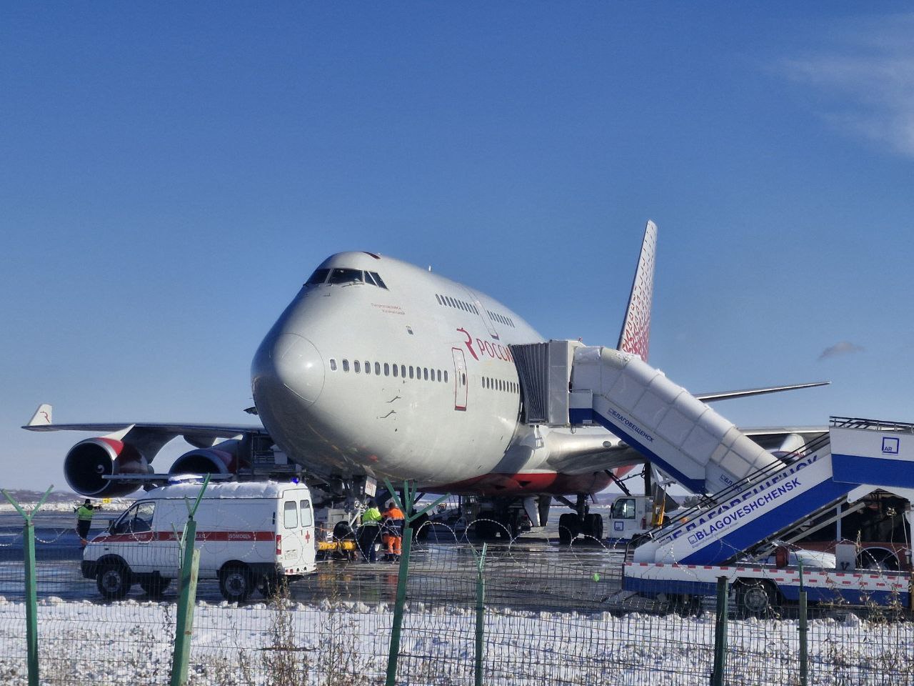 Легендарный Jumbo Jet в Амурской области Сегодня впервые в Международном аэропорту Благовещенска приземлился двухпалубный самолет Боинг 747 авиакомпании Россия  Принимать такие суда аэропорт может благодаря современной взлетно посадочной полосе которую построили два года назад Теперь она соответствует всем техническим требованиям для приема самолетов данного класса Королева небес будет осуществлять рейсы в Москву три раза в неделю Фото видео Антон Сильвоник Авиаторы Благовещенска Амурский Минтранс в Телеграм МАХ