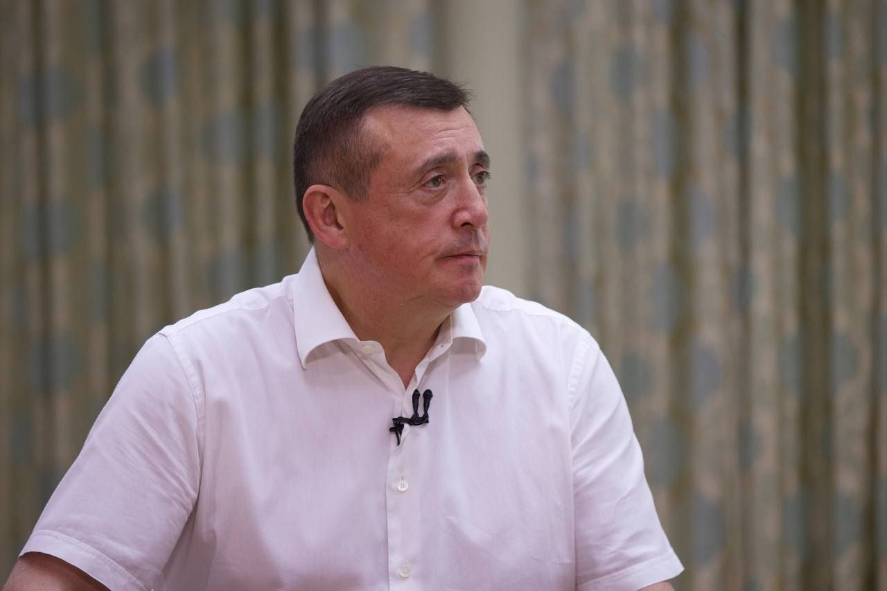 В ходе прямой линии Губернатор Сахалинской области Валерий Лимаренко напомнил о недавнем диалоге с жительницей Невельска, обеспокоенной отсутствием красной рыбы в продаже. Он пояснил, что путина еще не началась, но рыба поступит в магазины с началом промысла.   Министерство по рыболовству Сахалинской области информирует о начале лососевой путины на Северных Курилах. С начала промысла добыто около 430 тонн горбуши.   В рамках программы «Доступная рыба», в части обеспечения свежей рыбой, предприятиями ООО «Гранис» и ООО «Алаид» безвозмездно роздано жителям г. Северо-Курильска 2,5 тонны тихоокеанского лосося.   Министр по рыболовству Сахалинской области Иван Радченко подчеркнул:  «Стабильно сезон промысла начинается на севере региона. Благодаря участию рыбопромышленных предприятий г. Северо-Курильска жители острова Парамушир обеспечены сежей рыбой.». Инициатива получила высокую оценку среди местных жителей. Представительница Северо-Курильского района, Елена Захарова, прокомментировала:  «Всегда очень приятно, внимание к населению. Благодарим рыбопромышленников и, конечно, Губернатора Валерия Лимаренко, за такую программу и возможность».