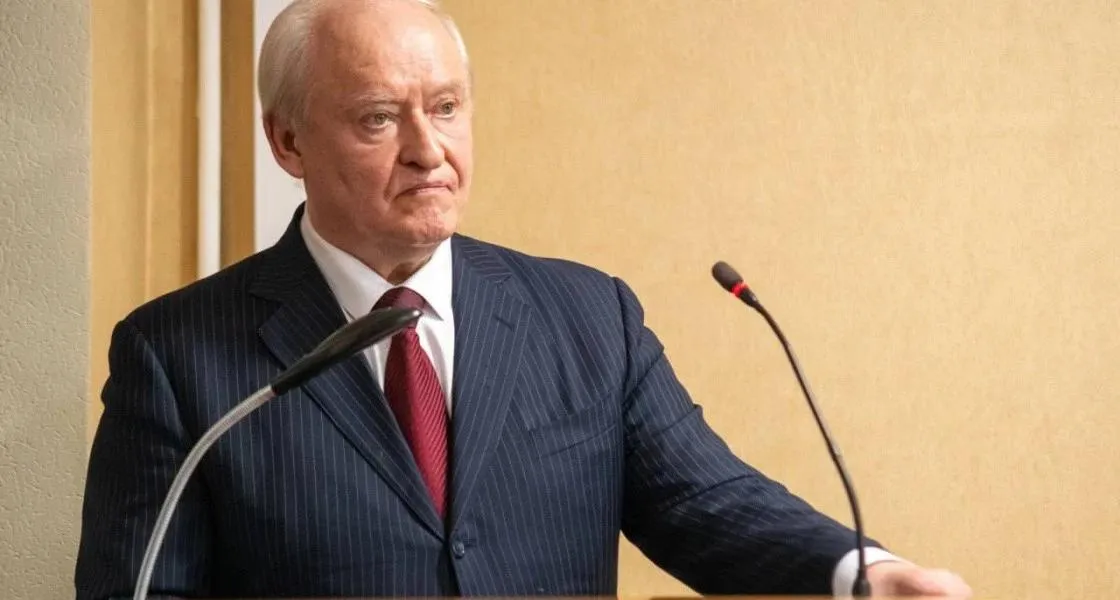5 миллионов рублей вернул в казну глава Нижневартовского района Борис Саломатин Это общая сумма премий которые он сам себе начислил в 2021 2022 годах Суд признал эти выплаты незаконными и обязал вернуть всю сумму В соответствии с действующим законодательством глава муниципального образования подконтролен и подотчетен населению и представительному органу муниципального образования Вместе с тем Думой муниципального района объективная оценка деятельности главы района в целях решения вопроса о выплате соответствующих средств не давалась вопрос об их выплате на заседаниях Думы не рассматривался сообщает прокуратура Югры nv86 me vk com nv86ru ok ru nv86 ru max ru nv86ru
