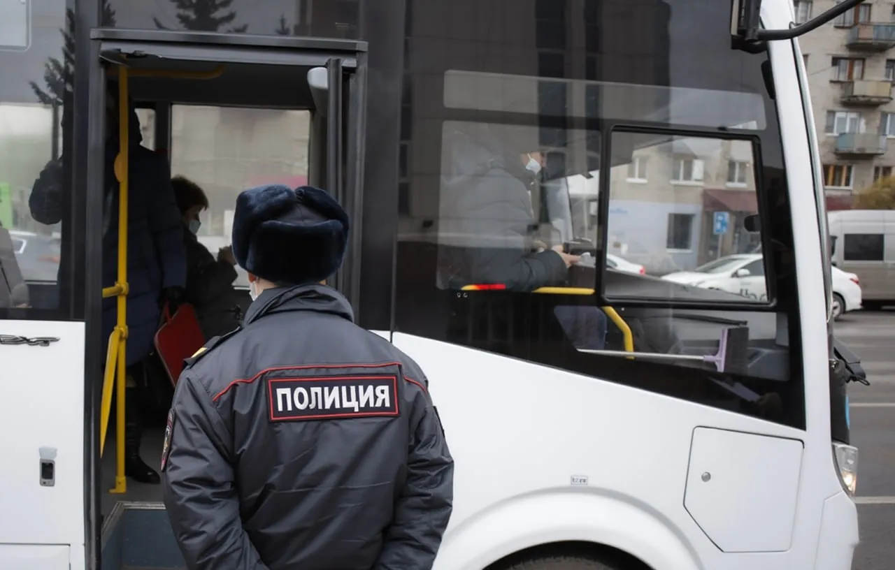 В Хабаровском крае перевозчиков начнут штрафовать за срыв рейсов Поставить точку в отменённых рейсах заоблачных тарифах и простаивающих автобусах призван новый закон об административных штрафах для перевозчиков при систематических нарушениях Закон предусматривает ответственность при отмене более 5 рейсов за квартал или несанкционированном росте платы за проезд Губернатор Хабаровского края Дмитрий Демешин считает регион заказчиком который будет платить только за выполненную работу На общественном транспорте который финансируется за счёт бюджета будет введён регулируемый тариф контроль через ГЛОНАСС и компенсация только за совершённые рейсы Кроме автотранспорта в Хабаровском крае есть проблема с пассажирскими перевозками на теплоходе 70 лет Победы цена билетов взлетела на 2000 рублей И туроператоры желают чтобы правительство решило эту проблему Хабаровск Подписывайтесь на Недальний Восток в Max