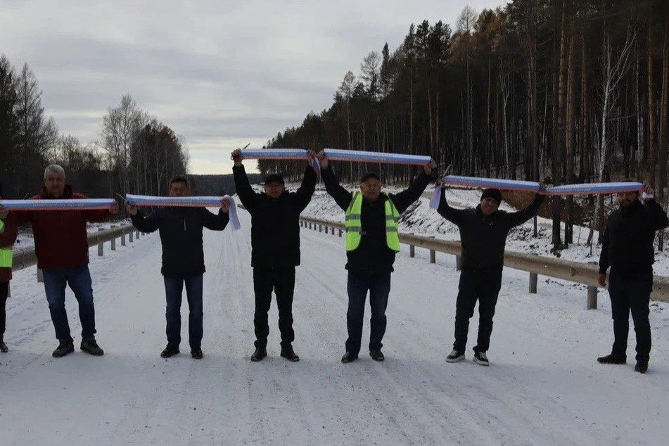 В Черемховском районе завершили реконструкцию проблемного трехкилометрового участка дороги Голуметь Новостройка Как сообщили КП Иркутск в региональном правительстве работы велись с 21 по 24 километр между поселками Инга и Чернушка 2 Этот отрезок дороги который местные жители называли бойник регулярно подтапливался во время паводков После серьезного наводнения в 2019 году транспортное сообщение с рядом населенных пунктов было нарушено Для решения проблемы дорогу перенесли на новое место в гору подняв полотно на 6 метров и удалив его от реки Теперь участок оборудован системой водоотвода двумя водопропускными трубами барьерными ограждениями и дорожными знаками На работы из федерального бюджета было направлено 325 3 млн рублей После паводка 2019 года была проведена большая работа по проектированию и восстановлению этого важного для жителей участка Сегодня мы видим качественный результат построено новое дорожное полотно с эффективной системой водоотвода что гарантирует надежность и безопасность движения в любое время года сказал губернатор Игорь Кобзев Отметим что это последний дорожный объект реализованный по программе восстановления Иркутской области после наводнений утвержденной правительством РФ