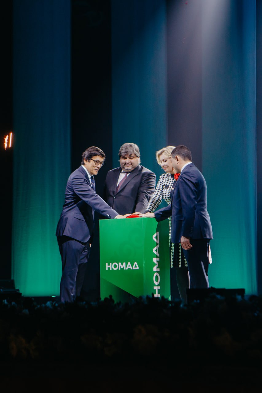 Сергей Кириенко эффектно заходит на новую территорию Сегодня в Киргизстане запустили новый российско киргизский телеканал Номад ТВ амбициозный проект нового управления АП по странам СНГ по стратегическому сотрудничеству теперь под кураторством Кириенко вместо провалившегося Козака Участвовал в официальном запуске лично новый глава управления президента РФ по стратегическому сотрудничеству Вадим Титов Ставки высоки в самой русскоязычной стране Средней Азии стремительно удаляющейся от России создать модный яркий информационный пророссийский ресурс с впечатляющим финансированием и промоушеном на базе НТВ как образец нового формата мягкой силы на постсоветском пространстве Если его не будут смотреть провалится вся новая попытка заново зайти на эту запущенную территорию куда раньше заходили только под элитным ковром где текли мутные бабки призванные завербовать заинтересовать местные элиты сотрудничеством с Москвой В местную политику собранные в Киргизии лучшие журналисты заходить при этом не будут от слова совсем чтобы не пугать местную власть Хотя в этой некогда единственной демократической стране в Средней Азии с несколькими революциями через неделю выборы в местный парламент Жогорку Кенеш Выборы которые ознаменованы окончательным завершением эпохи плюрализма и переходом к однопартийной системе пропорциональные выборы отменены в выборах участвует только одна правящая партия Ряд интернет порталов в стране только что признали экстремистскими и заблокировали Сейчас точно о политике говорить поздно вот если бы несколько лет назад с таким проектом в Киргизию зашли можно было бы действительно влиятельную силу сформировать В этой атмосфере поделиться российским опытом современной информационной работы будет особенно удобно Только соревноваться с интернетом и соцсетями сколько их не блокируй оскопленному телевидению будет с каждым днем труднее что в Киргизии что в России Красиво Но судя по всему опоздали