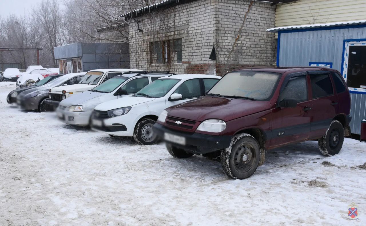 Волгоградскими полицейскими в 2025 году конфисковано 262 транспортных средства у нетрезвых рецидивистов Ежедневно на дорогах области выявляются водители которые сели за руль в состоянии опьянения уже будучи лишенными водительских прав В этом случае сотрудниками полиции в отношении нарушителя возбуждается уголовное дело по ст 264 1 УК РФ Управление транспортным средством в состоянии опьянения лицом подвергнутым административному наказанию или имеющим судимость Транспортное средство принадлежащее обвиняемому и использованное им при совершении преступления предусмотренного статьей 264 1 подлежит конфискации В рамках таких уголовных дел за 2025 год дознавателями полиции у владельцев конфисковано 262 транспортных средства из которых 122 были переданы для нужд СВО в подразделение Министерства обороны Российской Федерации а еще 99 находятся в стадии передачи через Территориальное управление Росимущества в Волгоградской области