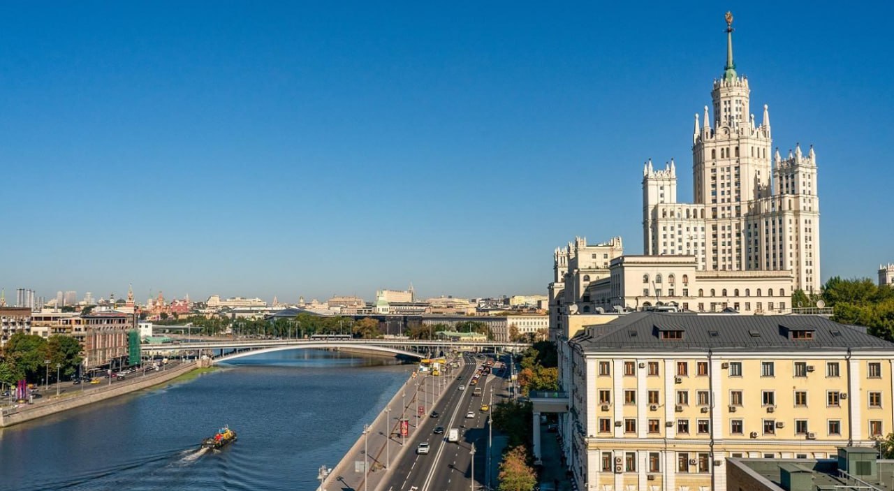 Асфальт заменили на Котельнической набережной в Москве впервые с 2017 года сообщается на сайте мэра и правительства Котельническая набережная расположена на левом берегу реки Москвы в Таганском районе Длина набережной 850 метров moscow on air