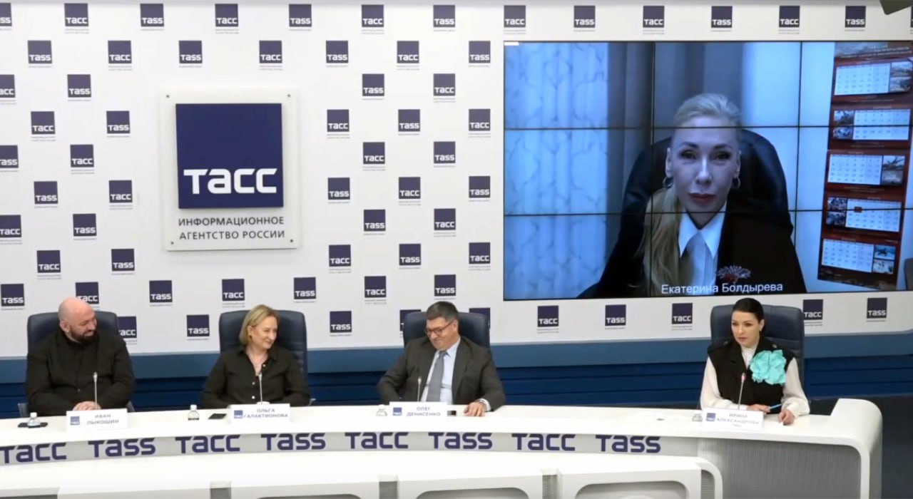 Импрессионисты в Сибири в 2026 г Новосибирске пройдет выставка работ из Пушкинского музея Директор Новосибирского государственного художественного музея Екатерина Болдырева приняла участие в пресс конференции посвященной проведению в шести городах Сибири масштабного выставочного проекта Государственного музея изобразительных искусств имени А С Пушкина и Государственного музейно выставочного центра РОСИЗО Импрессионисты в Сибири В рамках совместного проекта ГМИИ им А С Пушкина и РОСИЗО коллекция импрессионистов Пушкинского музея впервые отправится в турне по городам России которое продлится до конца 2026 года Проект организован при поддержке Министерства культуры Российской Федерации и Аппарата полномочного представителя Президента Российской Федерации в Сибирском федеральном округе В пресс конференции прошедшей на площадке Информационного агентства ТАСС участвовали директор ГМИИ им А С Пушкина Ольга Галактионова генеральный директор РОСИЗО Иван Лыкошин заместитель полномочного представителя Президента РФ в Сибирском федеральном округе Олег Денисенко а также в формате онлайн министр культуры Иркутской области Олеся Полунина и директор Новосибирского государственного художественного музея Екатерина Болдырева   Спикеры представили информацию об идее проекта самых знаменитых картинах которые увидят посетители выставок и особенностях подготовки выставочных пространств В Новосибирском художественном музее выставка Импрессионисты в Сибири пройдет с 19 февраля по 14 апреля 2026 г Новосибирцы и гости города получат уникальную возможность увидеть 30 картин принадлежащих кисти Гюстава Курбе Альфреда Сислея Поля Сезанна Анри Матисса Альбера Марке Камиля Писсаро и других художников чьи работы изменили мировое искусство Екатерина Болдырева в своем выступлении отметила что выставка Импрессионисты в Сибири это уникальное событие которого сибиряки долго ждали ведь в коллекциях музеев Сибири эти художники почти не представлены Она выразила благодарность за идею проведения этой выставки директору ГМИИ им А С Пушкина Ольге Галактионовой за поддержку Министерству культуры РФ полномочному представителю Президента РФ в СФО Анатолию Серышеву и заместителю полпреда РФ в СФО Олегу Денисенко