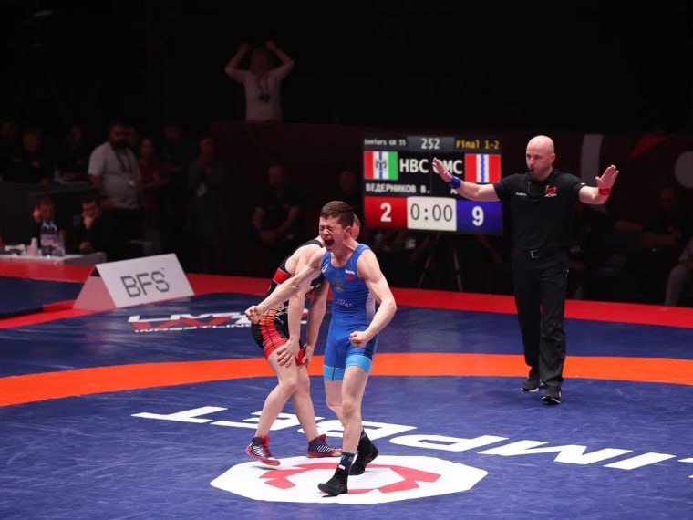 Омич Алибек Амиров завоевал золото чемпионата России по греко-римской борьбе Стали известны первые победители чемпионата по греко-римской борьбе, который проходит на омской «G-Drive Арене». Омский борец Алибек Амиров стал чемпионом страны в весе до 55 кг. Как признался спортсмен, соперник достался ему очень тяжелый. В других весовых категориях золотые медали завоевали Сергей Емелин до 63 кг, Мордовия Сергей Степанов до 77 кг, Новосибирская область , Алан Остаев до 87 кг, Краснодарский край , Марат Кампаров до 130 кг, Москва . Сегодня, 7 июня, определятся победители в еще 5 весовых категориях. «Омская правда-ОМСКРЕГИОН»