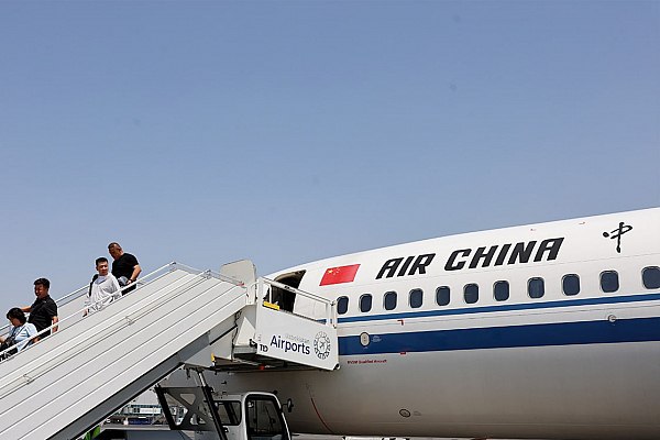 Авиакомпания Air China открыла прямое авиасообщение между Урумчи и Ташкентом После успешного запуска рейсов Пекин – Ташкент – Пекин, авиакомпания Air China продолжает расширять маршрутную сеть в Узбекистане, открыв новое прямое авиасообщение по направлению Урумчи – Ташкент – Урумчи. Об этом сообщает AVIA.RU со ссылкой на данные Uzbekistan Airports. Как рассказали в пресс-службе компании, 22 июля в 12:50 в международном аэропорту Ташкента приземлился первый рейс по этому маршруту. Экипаж и пассажиров, прибывших на авиалайнере Boeing 737, традиционно встретили водной аркой, цветами и приветственной атмосферой. «Открытие рейса между Урумчи и Ташкентом — еще один шаг к укреплению авиационного сотрудничества между Китаем и Узбекистаном. Мы уверены, что это направление будет способствовать расширению деловых и туристических связей. Для нас важно обеспечить пассажирам надёжное, комфортное и современное авиасообщение», — отметил представитель авиакомпании. aviaru.net/n285880