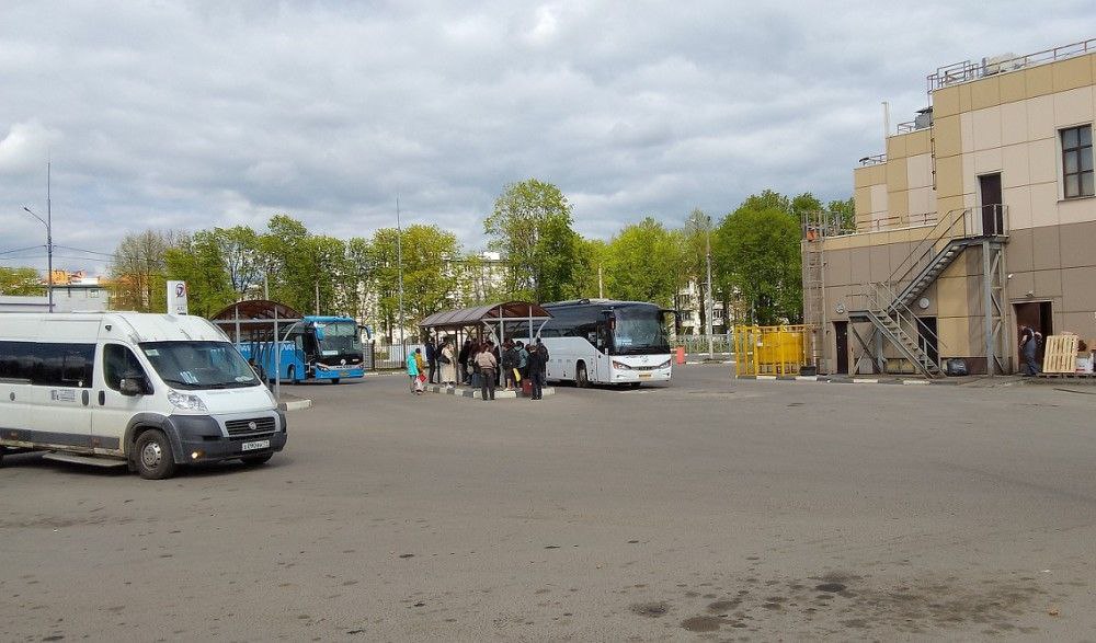 В Новомосковске улажен конфликт между перевозчиком и автовокзалом В правительстве Тульской области дали разъяснения по ситуации с перевозкой пассажиров по маршруту «Новомосковск – Тула». В адрес министерства транспорта и дорожного хозяйства Тульской области поступали обращения по вопросу отказа перевозчика осуществлять транспортное обслуживание пассажиров с автовокзала г. Новомосковск по купленным билетам в кассе автовокзала по межмуниципальному маршруту регулярных перевозок по нерегулируемым тарифам № 206 «Новомосковск - Тула». Допускались случаи, когда автовокзал не пускал с билетами, проданными перевозчиком, перевозчик не пускал в автобус по билетам, купленным в кассе автовокзала. Перевозчик осуществлял продажу билетов в арендуемом помещении пункт продажи билетов , по адресу: г. Новомосковск, ул. Комсомольская, д. 2б и в салонах автобуса. Данная ситуация возникла по причине разногласий между сторонами по условиям договора на предоставление услуг и выполнение работ, связанных с отправлением и прибытием пассажиров на а/в Новомосковск. 3 июля на площадке министерства стороны пришли к общей договоренности. Разногласия урегулированы. На данный момент продажа билетов осуществляется в кассах автовокзала г. Новомосковск, посадка пассажиров производится на территории автовокзала. Источник