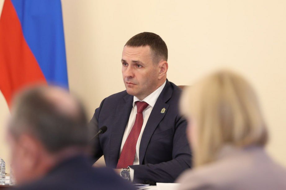 Дмитрий Демешин принял решение о запуске краевой программы модернизации учреждений культуры Хабаровского края На реализацию программы из регионального бюджета будет ежегодно направляться 150 млн рублей. С 2025 года отрасль культуры вошла в национальный проект «Семья», в рамках которого продолжится модернизация учреждений культуры. Глава региона отметил, что объема поступающих средств недостаточно, чтобы решить существующую проблему с износом зданий культурно-досуговых учреждений. Министру культуры края поручено подготовить нормативно-правовые документы новой государственной программы. Особое внимание в ней будет уделено учреждениям в отдаленных районах. Кроме того, Дмитрий Демешин подчеркнул, что важно поддерживать и развивать этнические проекты, которые могут стать точками притяжения туристов. Поэтому министерству туризма края поручено интегрировать культурные объекты районов в региональные туристские маршруты и презентовать их потенциал в визит-центре Амурского Утеса и Досуговом центре.