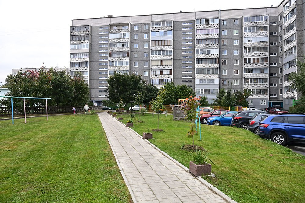 В Петрозаводске подвели итоги конкурса Дружные соседи Конкурс организовали чтобы поддержать инициативных жителей многоквартирных домов Шесть домов победителей получили до 90 тысяч рублей деньги направили на улучшение состояния дворов и подъездов Одни из инициаторов конкурса депутат Заксобрания Анна Лопаткина и координатор проекта Школа ЖКХ Андрей Ушаков обсудили его практические результаты Средства жильцы потратили на самое необходимое от установки новых дверей и обновления детских площадок до покупки инвентаря для субботников и создания зон отдыха Итогом встреч с победителями конкурса стало предложение систематизировать опыт участников и поделиться им с другими инициативными группами в том числе организовать экскурсии чтобы активные жители многоквартирных домов могли обмениваться идеями благоустройства Конкурс Дружные соседи проводится при поддержке регионального отделения партии Единая Россия По словам инициаторов проект планируют продолжить для развития опыта добрососедства 5 5 5  Подписаться Прислать новость
