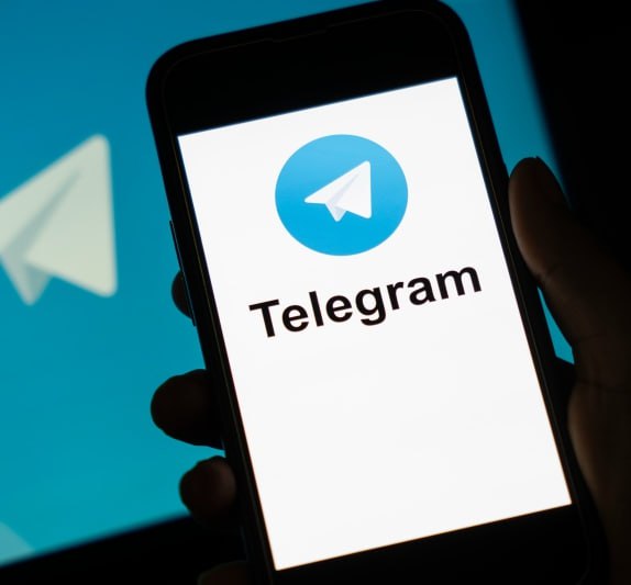 Telegram пока что не будут блокировать полностью так как это большая соцсеть которой пользуются многие россияне заявил глава Комитета Госдумы по информполитике Сергей Боярский Депутат отметил что в мессенджер вложены огромные силы граждан и СМИ которые ведут свои каналы Боярский добавил что нужно будет посмотреть насколько активно люди будут переходить в национальный мессенджер Потому что это не только обмен сообщениями но и большая соцсеть В нее вложены огромные силы наших граждан и СМИ они ведут там свои каналы отметил он ВПШ