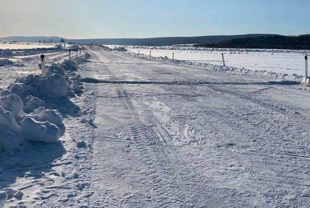 В Иркутской области восстановлена ледовая переправа через реку Лена на трассе «Верхоленск — Магдан» в Качугском районе, сообщает пресс-служба минтранса.   Переправа была закрыта после того, как гружёный лесовоз провалился под лёд из-за превышения допустимой массы. Водителей просят соблюдать ограничения по грузоподъёмности и режим работы.   Также открыта ледовая переправа через реку Ия в Братском районе с грузоподъёмностью 10 тонн. Грузоподъёмность переправ «Пашня — Кривая Лука» увеличена до 20 тонн, а «Алымовка — Банщиково» и подъезд к посёлку Алексеевск — до 15 тонн.    Хотите чем-то поделиться? Присылайте фото и видео нам   Лучшее опубликуем!