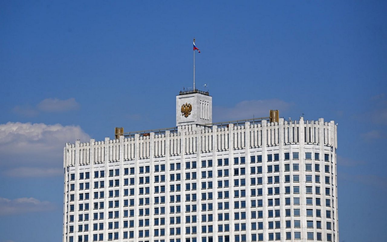 Правительство РФ выделит на поддержку бизнеса в приграничных регионах дополнительно свыше 700 млн рублей Правительство РФ выделит дополнительно более 700 млн рублей на поддержку бизнеса в приграничных регионах Белгородской Брянской и Курской областях Средства направят организациям и индивидуальным предпринимателям для частичной компенсации расходов из за вынужденного простоя работников в IV квартале если этот простой не зависит от действий работодателя или сотрудника Субсидии позволят возместить часть затрат на оплату труда и помогут сохранить рабочие коллективы в пострадавших регионах В текущем году общий объем федеральной поддержки предприятий приграничных областей с учетом новых решений превысит 2 7 млрд рублей Эти меры помогут бизнесу компенсировать простои восстановить производство и снизить издержки что по оценкам поспособствует сохранению сотен компаний и рабочих мест в сложных условиях t me abireg max