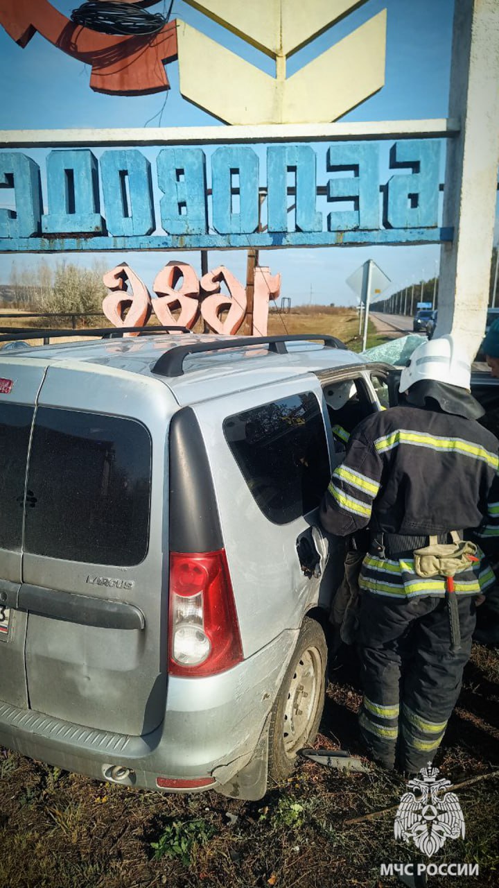 В Беловодском муниципальном округе неосторожное вождение стало причиной ДТП. Спасатели МЧС России деблокировали 36-летнего мужчину   Сегодня в 10:04 поступило сообщение на номер 101 Беловодска о ДТП на трассе Т-13-14 Беловодск-Марковка. Требовалась помощь спасателей МЧС России в деблокировке пострадавшего мужчины.  По сообщению, водитель легкового автомобиля Lada Largus при совершении обгона совершил столкновение с автомобилем ВАЗ 2121. В результате происшествия машина Lada  врезалась в бетонную стелу. К месту вызова прибыли силы и средства 54 пожарно-спасательной части.    С помощью бензореза спасатели МЧС России деблокировали пострадавшего из автомобиля и передали его сотрудникам скорой медицинской помощи.   БудьВКурсе оперативных событий  в Луганской Народной Республике       в России