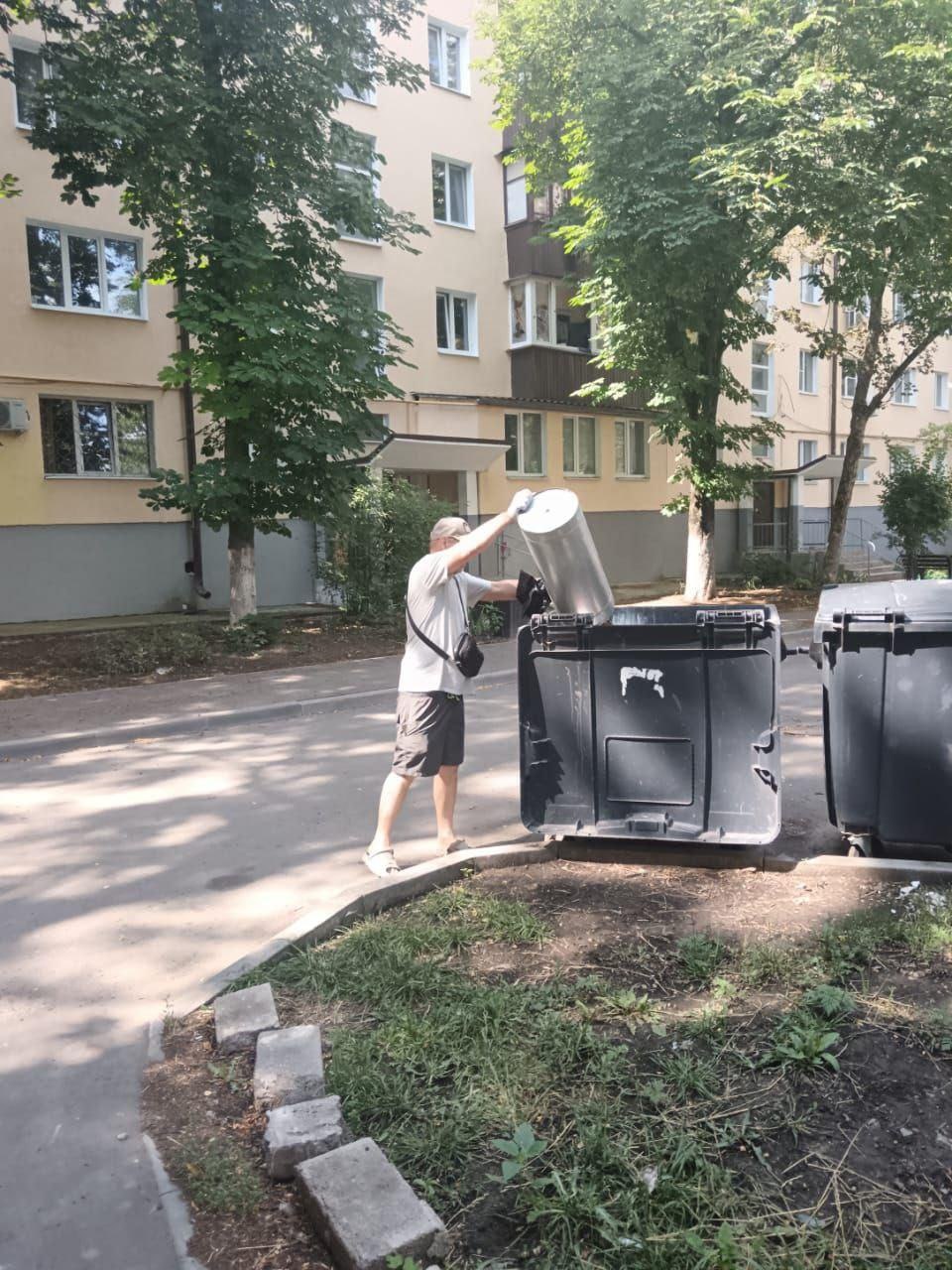 Тульские рабочие продолжают работы в Мариуполе Специалисты региона-шефа осуществляли уборку мусора с дороги, придомовых территорий и скверов на улицах Азовстальской и Воинов Освободителей. Кроме того, тульские коммунальщики задействовали газонокосилки и покосили траву вдоль дорог протяженностью 10 км в скверах, а также на улицах Орджоникидзе и Азовстальской.