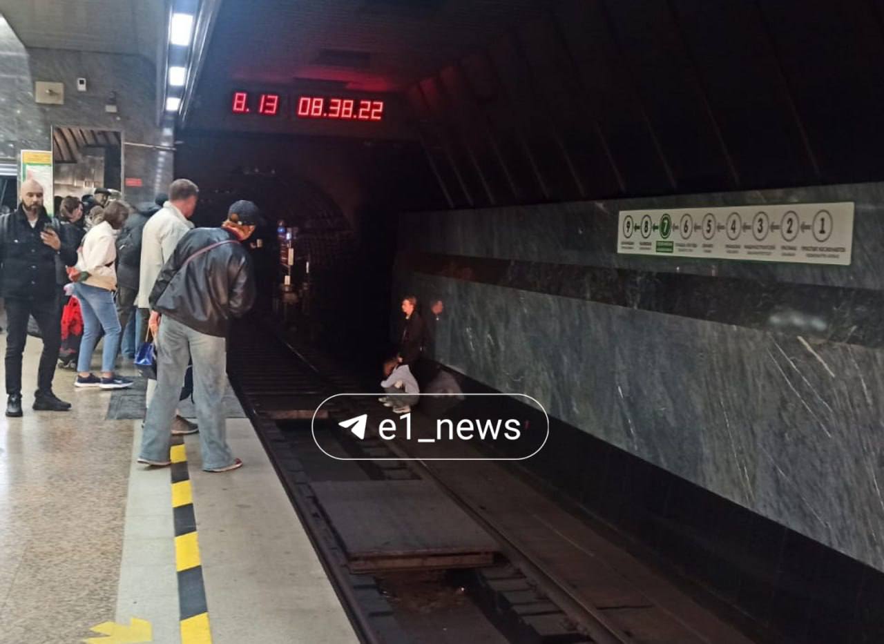 В Екатеринбургском метро на станции Геологической на рельсы упала девушка пишет Е1 Движение остановлено чтобы снять напряжение с рельс Е1 Уралити