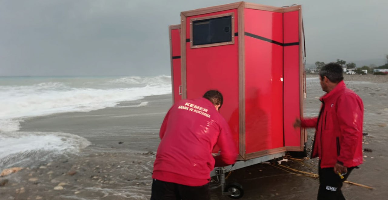 Мощная волна смыла россиян в море в Анталье В курортном районе Кемер провинция Анталья автодом российских туристов унесло в открытое Средиземное море Россияне припарковались на пляже у реки Агва чтобы насладиться видом но не учли внезапно начавшийся шторм Пара находившаяся внутри оказалась в ловушке дрейфуя в бурных волнах Спасатели выехали на моторных лодках и эвакуировали туристов Местные власти призвали жителей и туристов соблюдать осторожность так как ливневые дожди должны продолжиться до вечера 9 декабря Подписаться