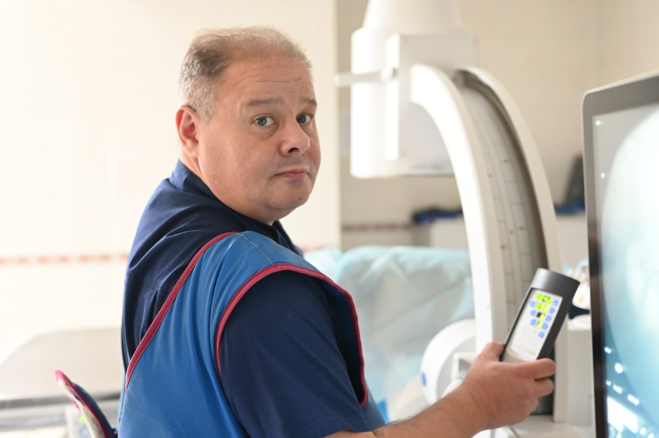 Денис Паслер мы продолжаем укреплять инфраструктуру региональной медицины высокотехнологичным оборудованием Оборудование для дробления камней почек стоимостью почти 50 миллионов рублей поступило в Городскую клиническую больницу 14 сообщил губернатор Свердловской области Денис Паслер Здравоохранение отрасль которая развивается стремительно и здесь важно идти в ногу со временем Наши медики осваивают современные методы лечения а мы продолжаем укреплять инфраструктуру региональной медицины высокотехнологичным оборудованием Последний пример современный литотриптер который приобрели для городской клинической больницы 14 Екатеринбурга Это аппарат для дистанционного дробления камней в почках и мочеточниках действующий на основе ударно волновой терапии Оборудование позволяет проводить операцию без разрезов после которой пациент быстро восстанавливается и может покинуть клинику в тот же день написал Денис Паслер в своих соцсетях Глава региона добавил что технология крайне востребована в год проводится около 650 700 таких операций Новый аппарат значительно увеличит объём помощи теперь только в ГКБ 14 можно будет выполнять до 500 таких операций в год Аппарат заменивший устаревшее оборудование поможет оказывать высокотехнологичную помощь пациентам не только из Екатеринбурга но и из других городов Свердловской области Внедрение таких технологий в медучреждениях Среднего Урала часть программы модернизации первичного звена здравоохранения по нацпроекту Продолжительная и активная жизнь Всего до конца года в больницы области поступит около 2 тысяч единиц новой техники