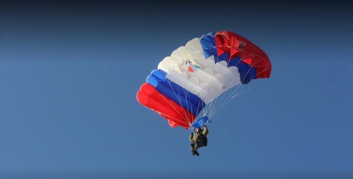 Хабаровские десантники-пожарные отправятся на помощь в Бурятию  В Республике Бурятия установилась сухая погода, а усиление ветра осложняет борьбу с лесными пожарами. Для тушения пожаров в регионе задействованы около 300 авиапожарных из разных регионов России.   – Ситуация с лесными пожарами в Республике Бурятия находится под особым контролем. Для стабилизации обстановки в регионе предпринимаются различные меры, в том числе усиление группировки для тушения возгораний. В рамках межрегионального маневрирования планируется привлечь дополнительно 23 десантника-пожарных из Хабаровского края, – сообщил начальник управления охраны лесов от пожаров Рослесхоза Евгений Писаревский.  На территории Республики Бурятия действуют 40 лесных пожаров на площади 75 тыс. гектаров. Для ликвидации возгораний привлечено 840 человек и 106 единиц техники.