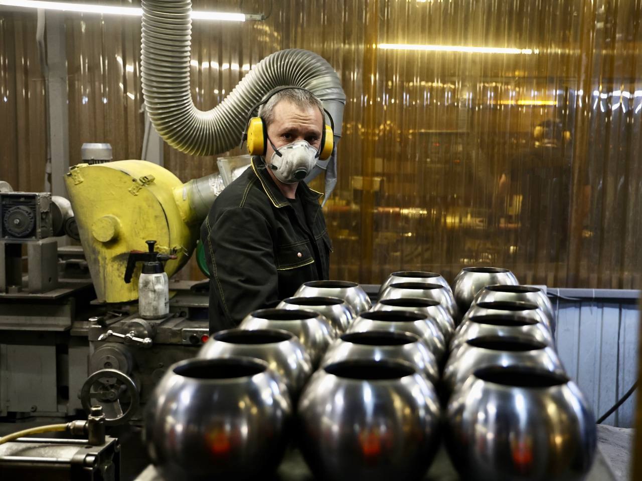 Южноуральские предприятия получили свыше 1 млрд рублей господдержки в 2025 году   gubernia74 ru articles society 1137938 Один миллиард и 187 миллионов рублей получили в 2025 году предприятия Челябинской области в качестве поддержки от Фонда развития промышленности ФРП региона Это не только льготные кредиты но также гранты на разработку и внедрение новых технологий меры поддержки позволили предприятиям обеспечить устойчивое развитие   t me chgub