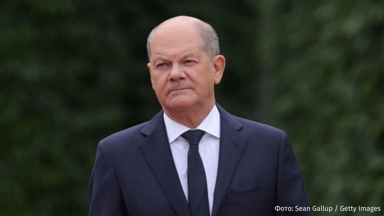 Бывший канцлер Германии Олаф Шольц признал что вопрос финансирования Киева привел к краху его правительства Об этом он заявил в интервью изданию Zeit Кабмин ФРГ прекратил работу поскольку не удалось достичь соглашения о примерно 15 миллиардах евро предназначенных для финансирования дополнительных мер поддержки Украины и украинцев в Германии отметил Шольц Альтернатива заключалась бы либо в сокращении расходов для граждан либо в уменьшении инвестиций для чего по мнению экс канцлера не было оснований IZ RU в Telegram в MAX