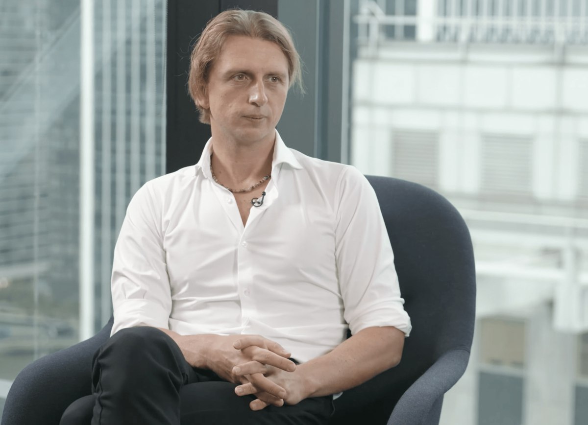 Глава Revolut Николай Сторонский в интервью журналистке Елизавете Осетинской объяснил блокировку счетов россиян давлением европейских регуляторов По его словам некоторые предписания могут быть более жёсткими чем законодательство vc ru money 2654513