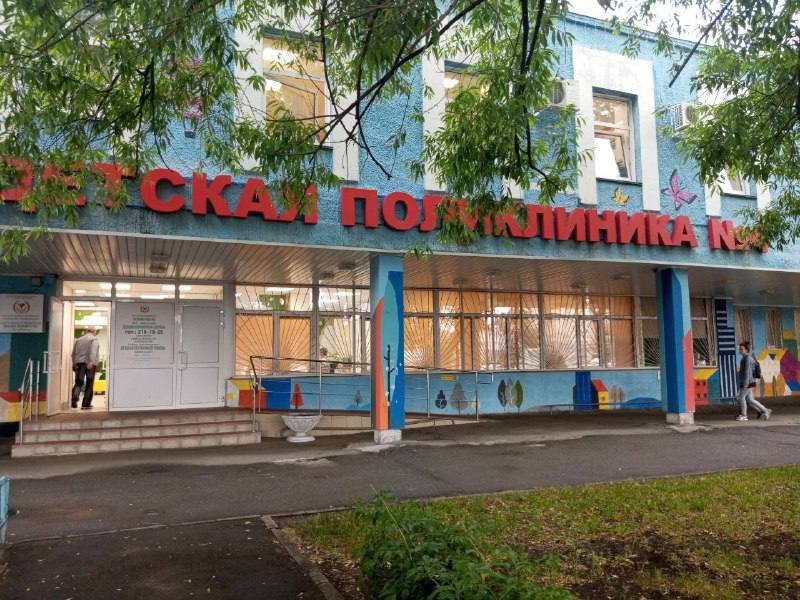 В Челябинске отремонтируют дороги к медицинским учреждениям В рамках нацпроекта «Инфраструктура для жизни» в столице региона приведут в порядок более четырех километров дорог, ведущих к больницам и поликлиникам. Улица Братьев Кашириных от Северо-Крымской до Чайковского. До августа 2026 года здесь проведут капитальный ремонт, полностью обновят дорожное покрытие, обустроят удобные тротуары с велодорожкой, проложат ливневую канализацию. Рядом — детская поликлиника № 4. Более 30 тысяч детей и подростков приходят сюда на приемы, обследования и вакцинации. Для такого потока пациентов удобная дорога не роскошь, а необходимость. Улица Гранитная от Дзержинского до Копейского шоссе. Здесь уже завершают работы по переустройству инженерных сетей, делают тротуары, освещение, укладывают асфальт. Срок окончания работ — октябрь 2025 года. Эта дорога ведет к противотуберкулезному диспансеру, где комплексную медпомощь получают жители не только нашего города, но и всей Челябинской области.