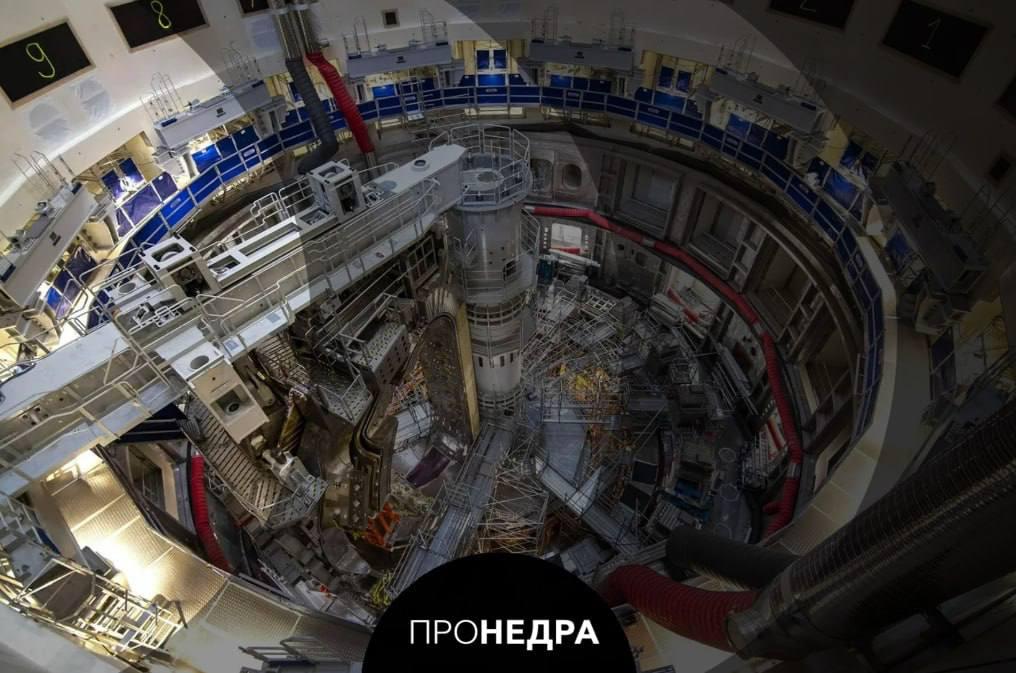 Google заключила контракт на поставку энергии с термоядерной станции  Google и компания Commonwealth Fusion Systems  CFS  подписали многолетнее соглашение на поставку электроэнергии с термоядерной электростанции, которую планируется построить в Вирджинии.   Объем контракта - 200 МВт, это половина проектной мощности объекта, запуск которого ожидается в 2030-х годах.  По словам главы CFS Боба Мюмгарда, речь идет о полноценном договоре на покупку и продажу электроэнергии.   Это вторая подобная сделка в сфере термоядерной энергетики, отмечает Financial Times. CFS также ведет строительство демонстрационной установки в Массачусетсе с запуском в 2027 году. Компания считается одной из самых продвинутых в секторе. В 2021 году она привлекла 1,8 млрд долларов инвестиций, включая средства от Google.    Пронедра/Подписывайся